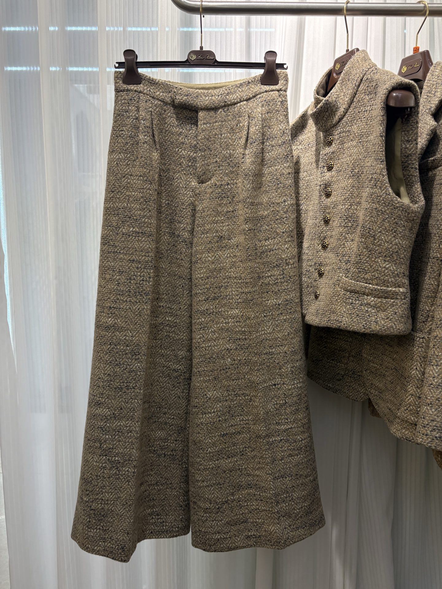 NO:665974,New product shipment L new wide sky large bell-bottom pants Sheep wool and alpaca blended lining made of mulberry silk Customized shipment 36 38 40,,loro piana, 19860909新品出货 L新款阔天大喇叭裤 绵羊毛羊驼毛混纺 里布采用桑蚕丝 定制出货 36 38 40,,loro piana, ,Women's clothing