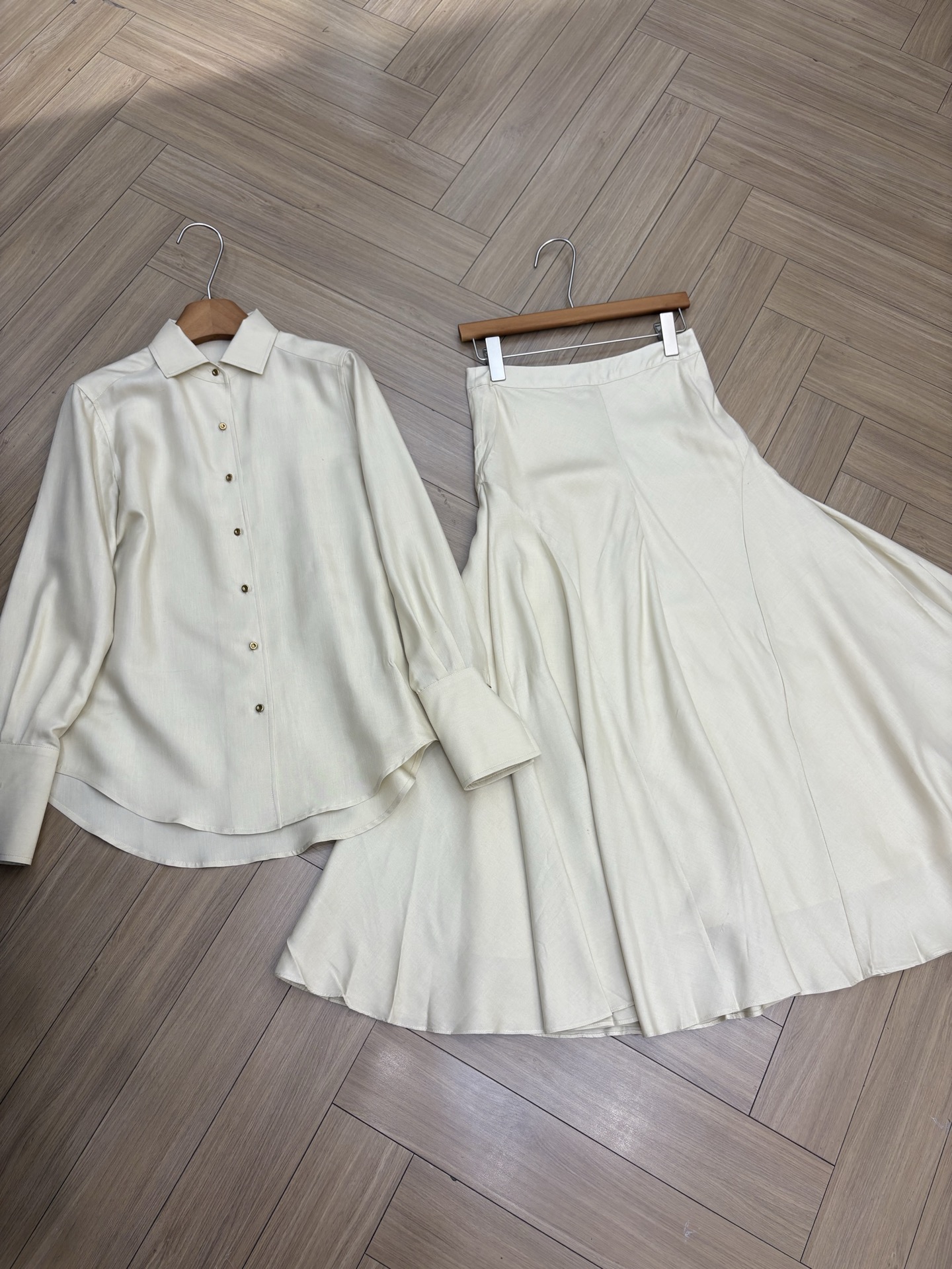 NO:709641,Double palace silk new color shirts are shipped, sizes 36 38 40, ready for sale (double palace silk yb consistent nodule technology is not a hook silk, mind taking photos with caution,,real silk,19860909双宫真丝 新色衬衣出货 尺码36 38 40 现货发售（双宫丝 yb一致结节工艺 不属于勾丝 介意慎拍,,real silk,,Women's clothing