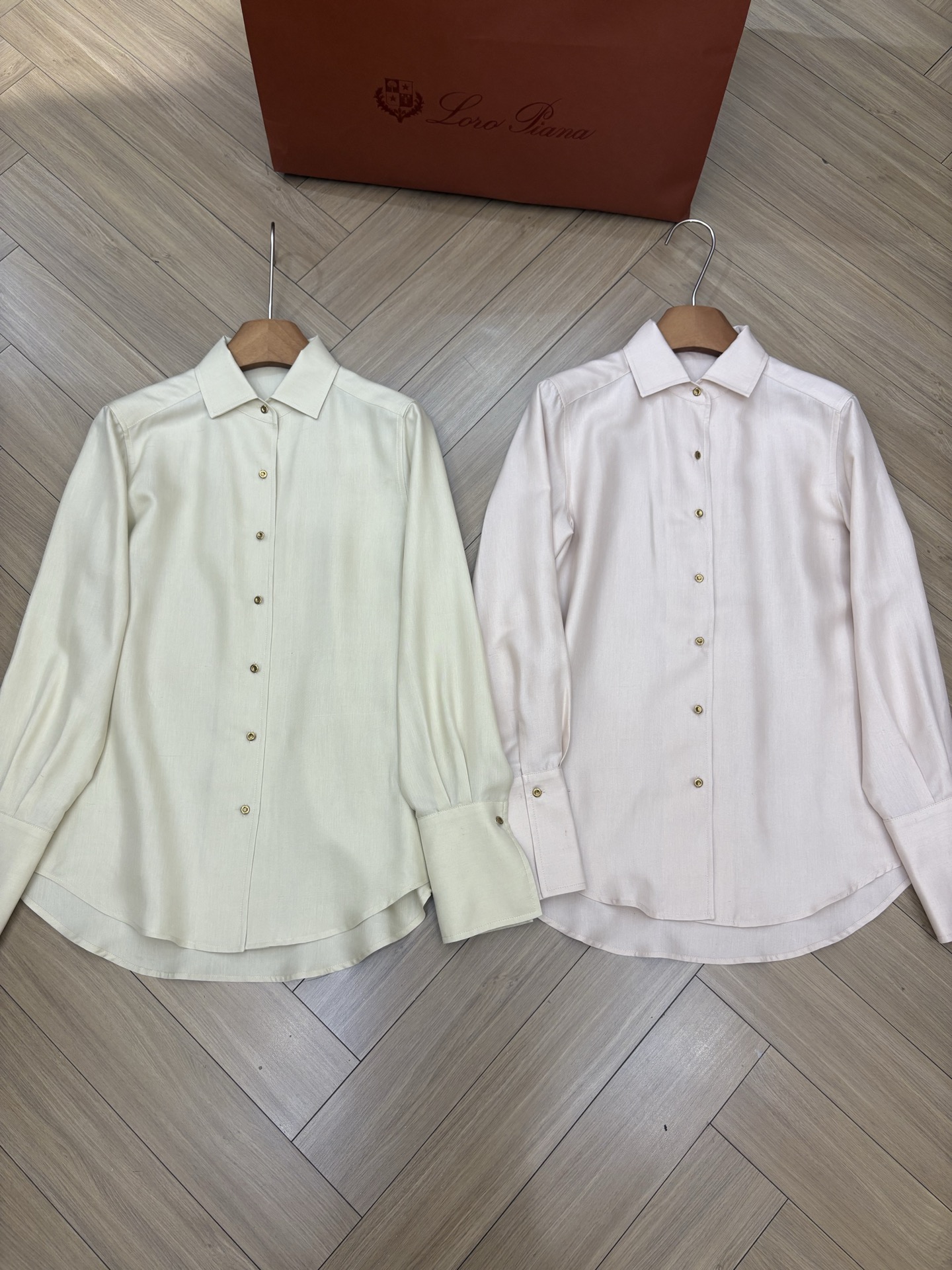 NO:709643,Double palace silk new color shirt is shipped (apricot pink) size 36 38 40 ready for sale (double palace silk yb consistent nodule process is not a hook silk, mind taking photos with caution,,real silk,19860909双宫真丝 新色衬衣出货（杏色 粉色）尺码36 38 40 现货发售（双宫丝 yb一致结节工艺 不属于勾丝 介意慎拍,,real silk,,Women's clothing