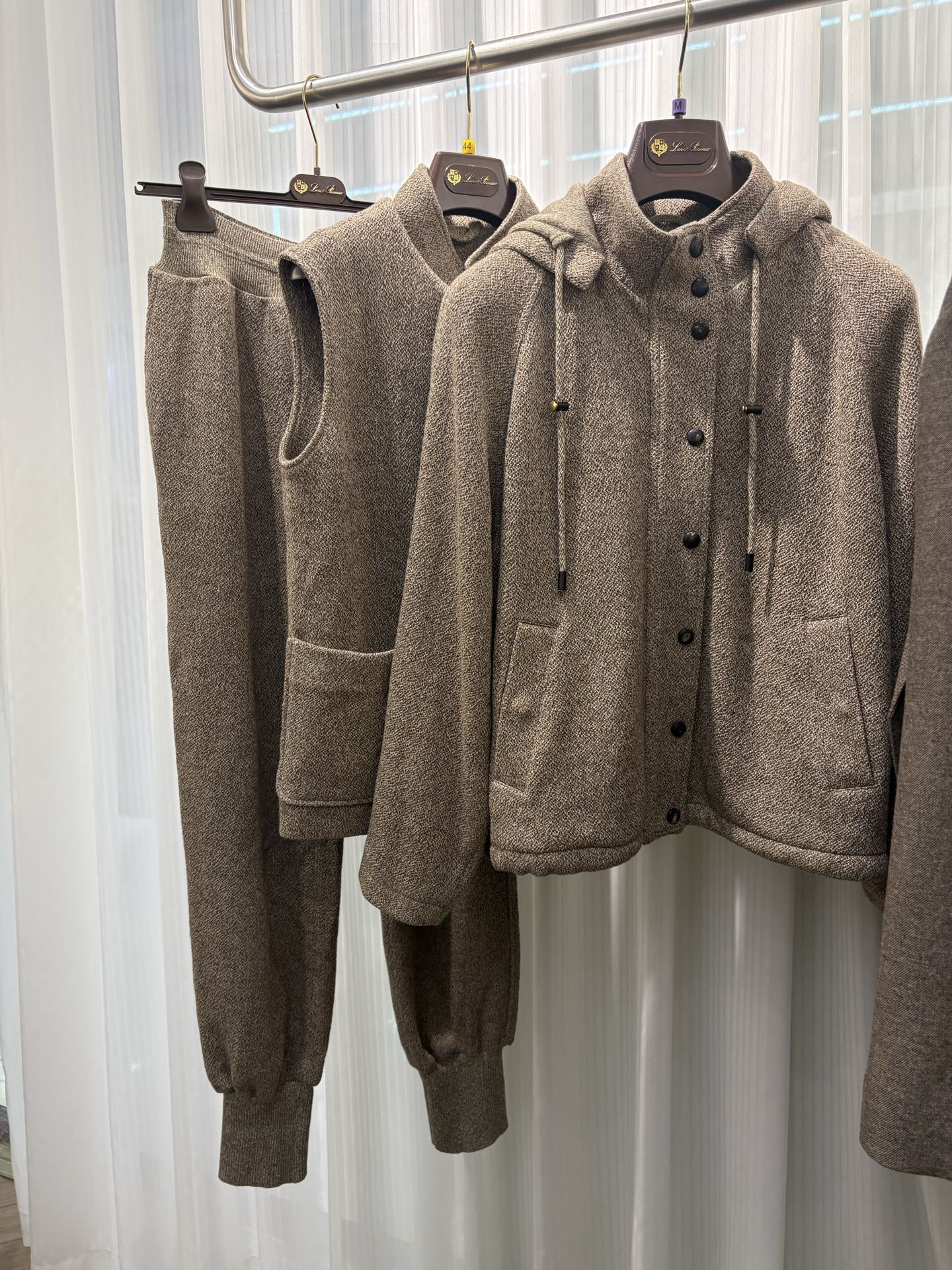 NO:717106,lEarly spring new three-piece set, size 36 38 40, loro piana,19860909l早春新款 三件套 尺码36 38 40,,loro piana,,Women's clothing