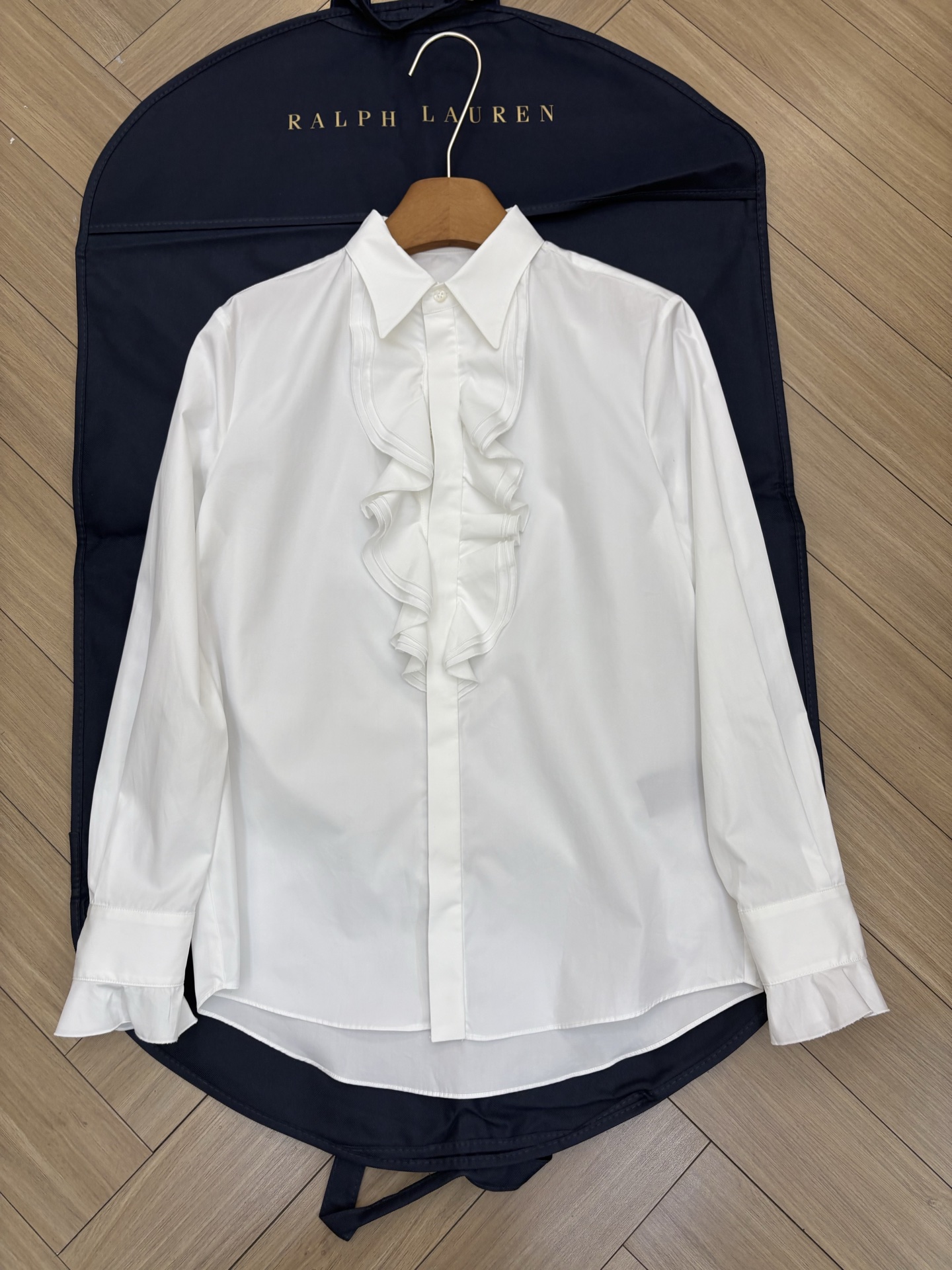 NO:731671,RL purple label series classic lapel placket and three-dimensional wood ear-trimmed cotton shirt. New arrival in early spring of 26. Gentle pleats break the monotony of pure white. The crisp cotton is both drapey and breathable. The slightly flared cuff details are exquisite. It is paired with a high-waisted A-line version + neat pleats. The navy blue linen blended fabric has its own texture, which modifies the leg shape and is suitable for various scenes. Sizes 2 4 6 are available in stock.19860909RL紫标系列经典翻领门襟立体木耳边纯棉衬衣 26早春新品出货 温柔褶皱打破纯白单调,挺括棉质兼顾垂感与透气,袖口微喇细节尽显精致 搭配高腰A字版型+利落压褶,藏蓝色亚麻混纺面料自带肌理感,修饰腿型同时适配多场景穿搭 尺码2 4 6 现货发售,,,Women's clothing