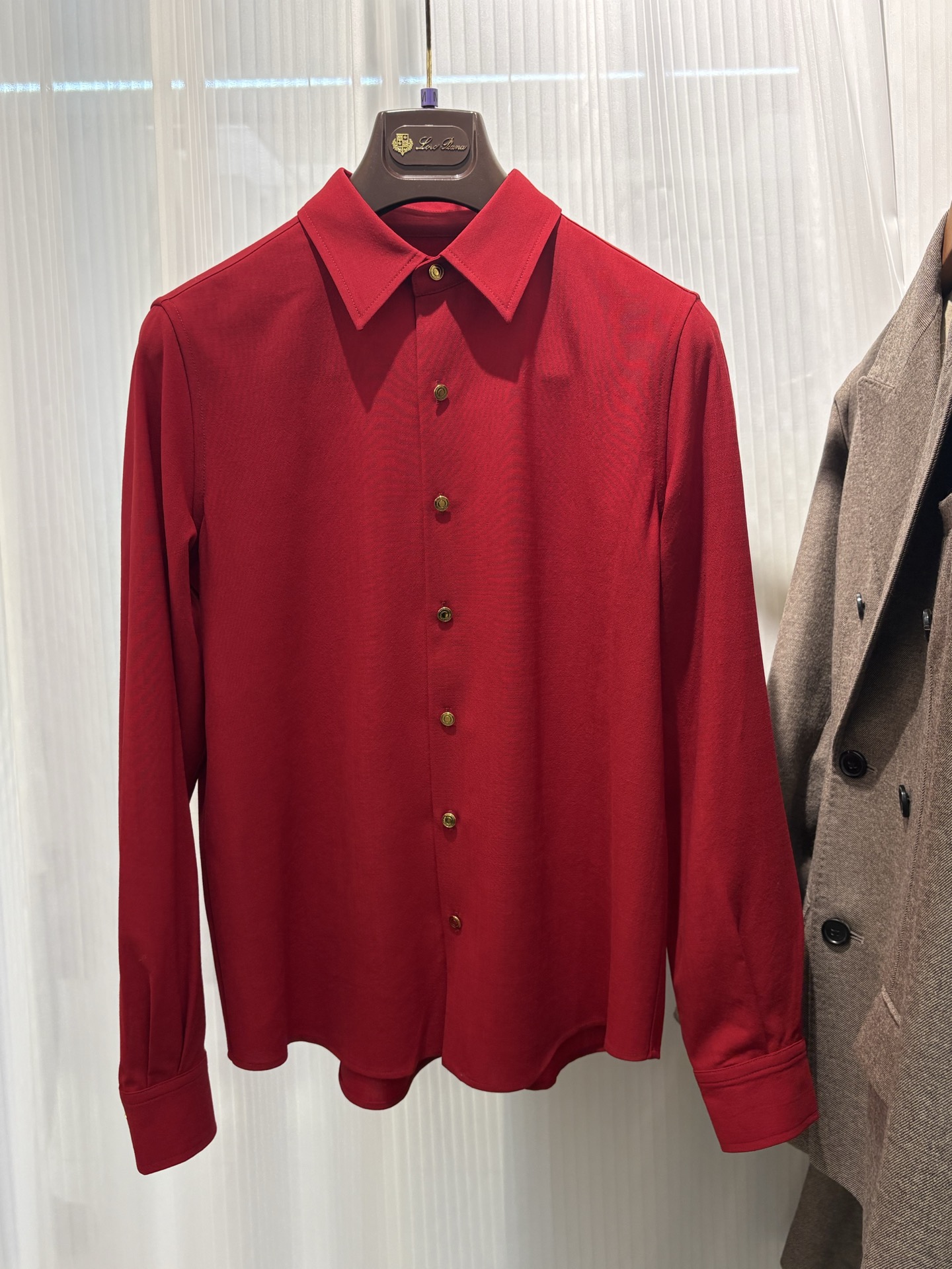 NO:732930,l New Year's limited edition red shirts have been shipped. 36 38 40. High-quality yb consistent wool material. Versatile and easy to wear with suits for daily commuting. They are relaxed and elegant. Wear them alone at New Year's Eve parties and bring their own C-position aura. Lucky red buff. Wear true red during the New Year. Wearing the 'good start' on your body will bring you good luck in the Year of the Horse.,,loro piana,shirts,business suit,19860909l新年限定正红衬衫出货了 36 38 40  高级质感yb一致羊毛材质 百搭不挑人日常通勤搭西装,松弛显贵；跨年聚会单穿,自带C位气场. 开运红buff新年穿正红,把“开门红”穿在身上,马年好运直接拉满.,,loro piana,shirts,business suit,,Women's clothing