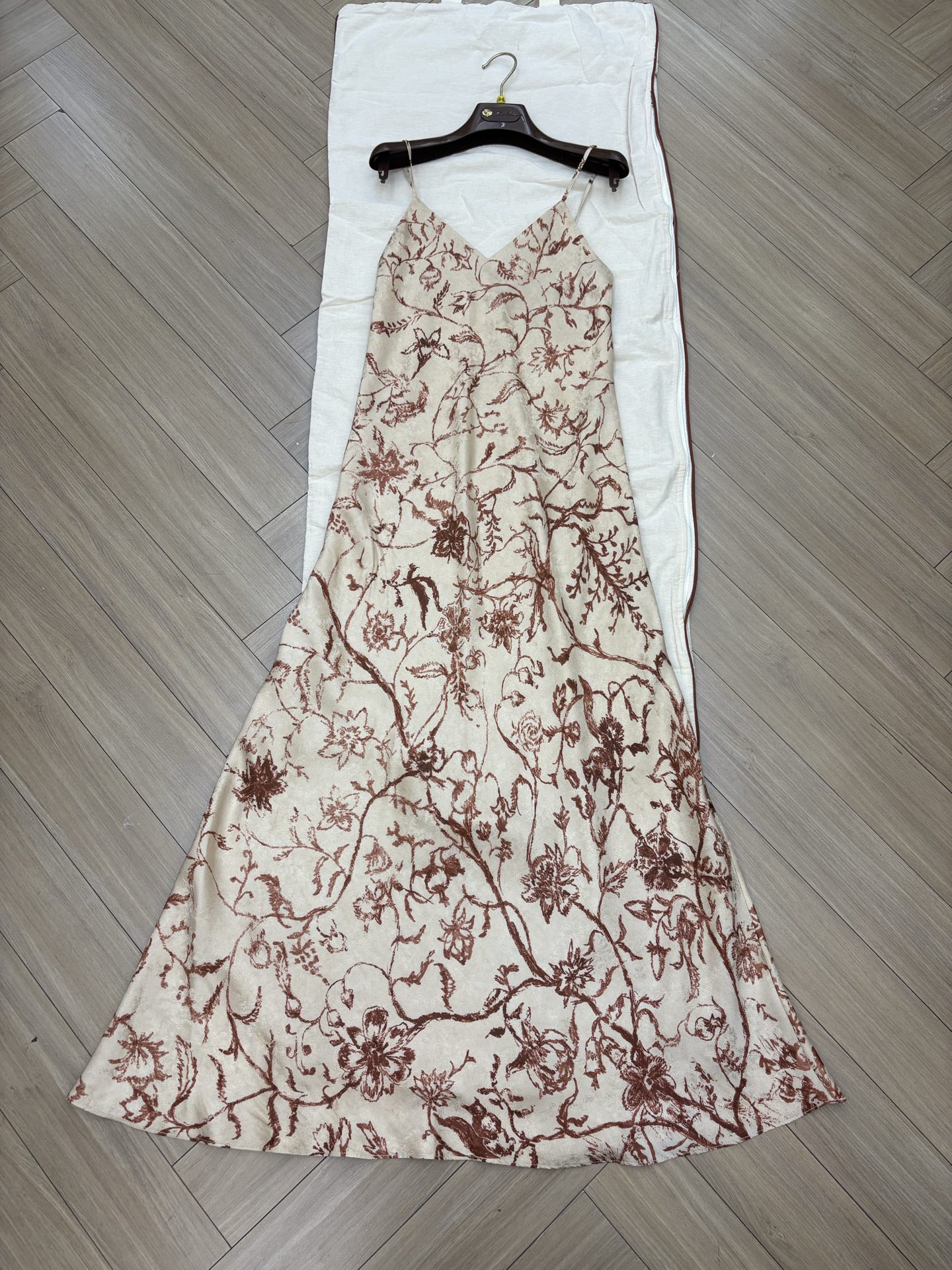 NO:747945,L's new suspender dress is made of exquisite mulberry silk jacquard fabric, showing soft luster and elegant flowing beauty at the same time. It presents exquisite flowers, and the skirt is bias-cut to present soft drape lines, elegantly falling to below the knee. V-neck, adjustable spaghetti straps, slim and elegant tailoring long dress, original custom size 36 38 40, ready for sale, loro piana, skirts,19860909L新款吊带连衣裙采用精致的桑蚕丝提花面料匠心打造,同时呈现出柔润光泽与飘逸流动之美.呈现精美花卉,裙身以斜裁工艺呈现柔和垂坠的线条,优雅垂落至膝盖下方. V领,可调节细肩带修身飘逸剪裁长款连衣裙原版定制 尺码36 38 40 现货发售,,loro piana,skirts,,Women's clothing