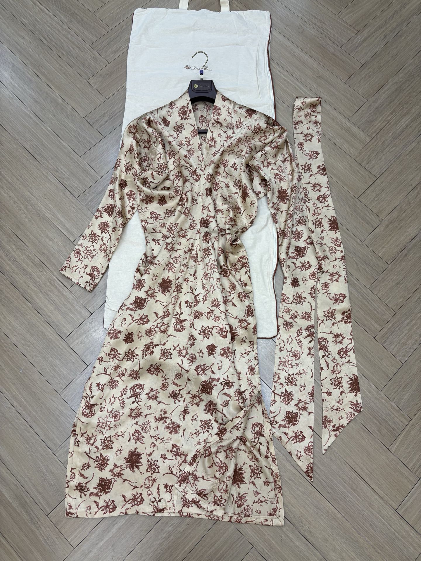 NO:747955,L spring and summer new silk double-sided printed dress, original customization, the entire piece is hand-picked, super difficult craftsmanship, size 36 38 40, ready for sale, loro piana, skirts, real silk,19860909L春夏新款真丝双面印花连衣裙 原版定制 整件纯手工挑线 超难工艺 尺码36 38 40 现货发售,,loro piana,skirts,real silk,,Women's clothing