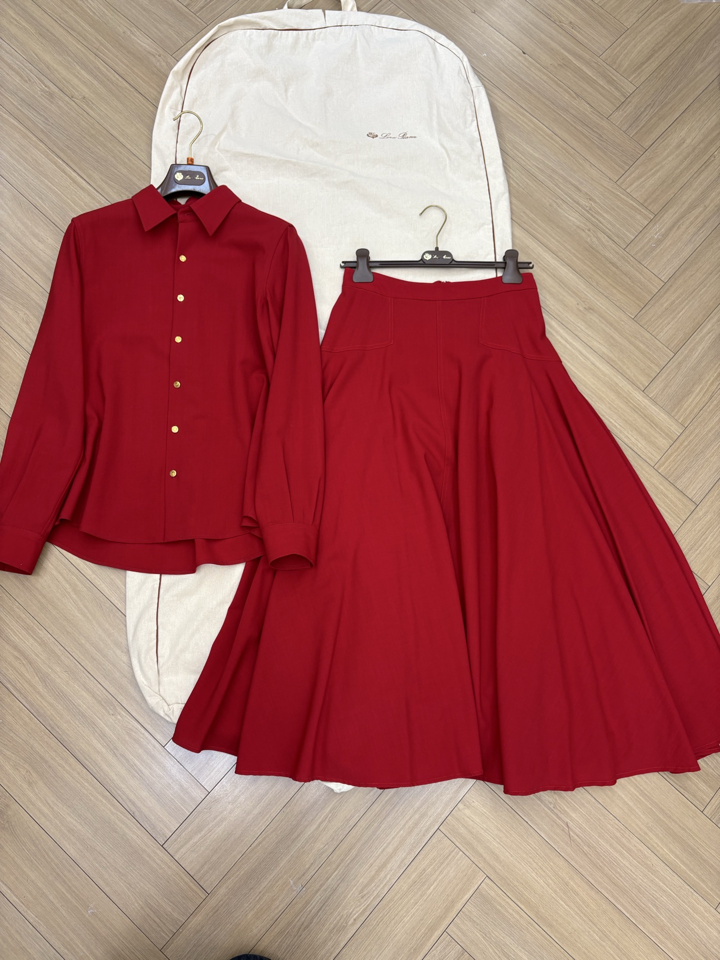 NO:753391,L wool shirt and wool skirt. This red suit is really the ceiling of atmosphere. The simple tailoring is very textured. It looks slim despite not being picky. It is high-end and attractive for daily wear. It doesn’t pick the occasion at all.,,loro piana,skirts,19860909L羊毛衬衣羊毛半裙 这套红色套装真的是氛围感的天花板,简约的剪裁却很有质感,不挑身材还巨显瘦,日常穿高级又耐看,完全不挑场合.,,loro piana,skirts,,Women's clothing