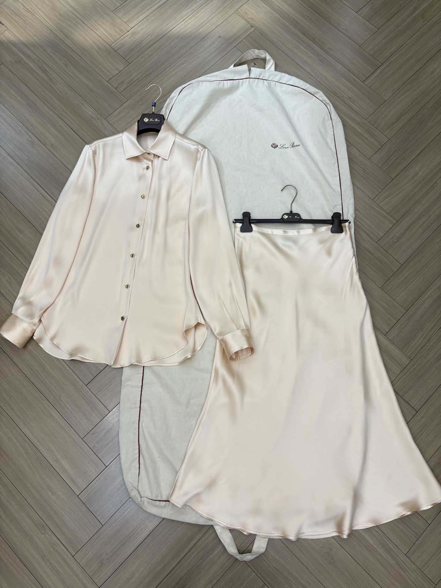 NO:762252,Actual shots of large goods. Loroiana’s new 26-year-old heavyweight silk skirt. The peach pink is really too tender and white!  Satin high-end elegance ~ Original custom size 36 38 40 ready for sale, loro piana, skirts, real silk,19860909大货实拍 Loroiana26年新款重磅真丝套裙 水蜜桃粉真的太嫩太显白啦！缎面高级优雅~ 原版定制 尺码36 38 40现货发售,,loro piana,skirts,real silk,,Women's clothing