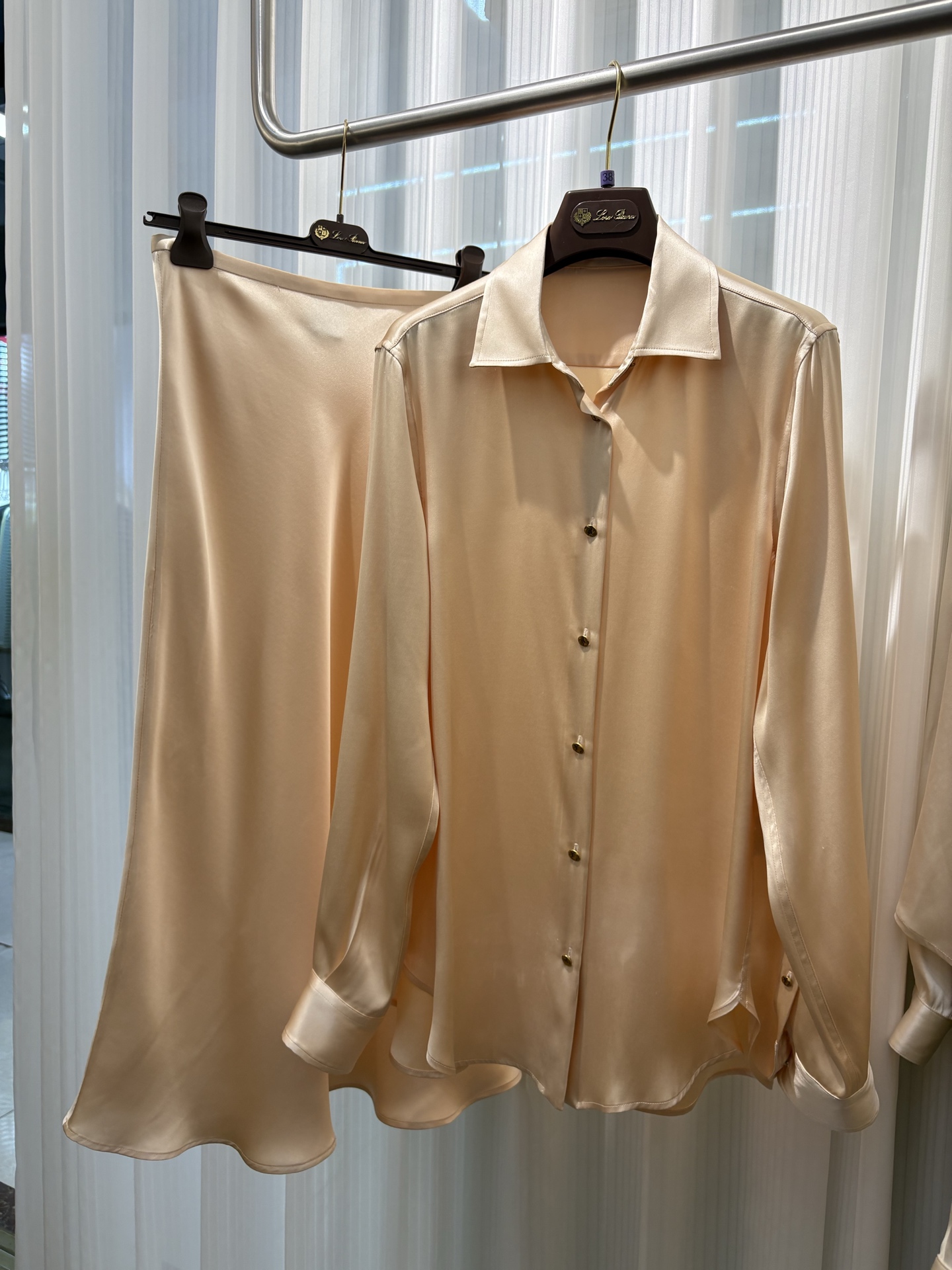 NO:762256,Soft and crisp texture, a subtle balance between elegant luster and smooth texture. The upper body is comfortable and elegant. A set of ready-made sizes 36, 38 and 40 are available for sale.19860909柔和挺括的质感,素雅光泽与流畅质感之间实现巧妙平衡.上身舒适既优雅,一套现货尺码36 38 40现货发售,,,Women's clothing