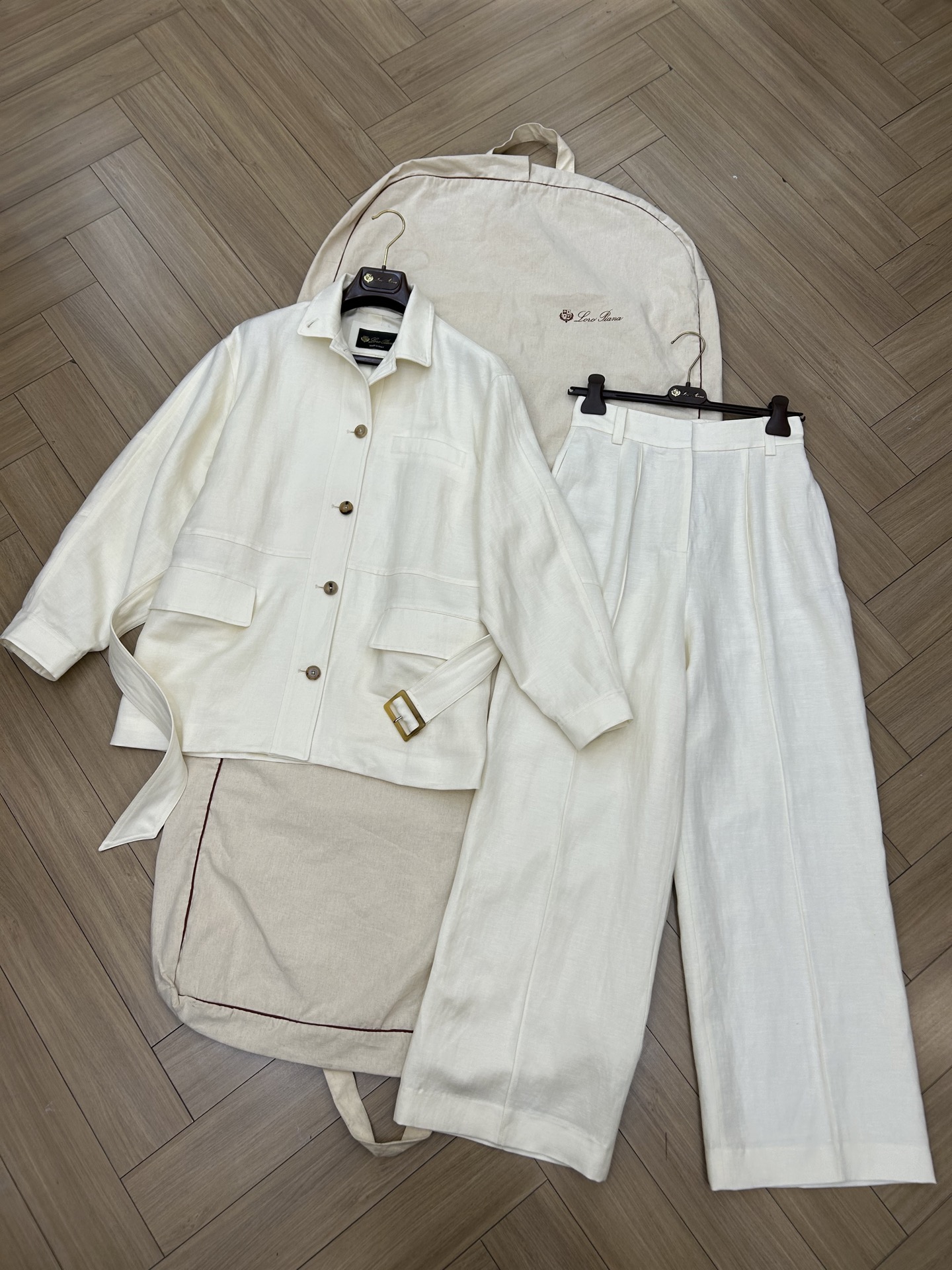 NO:792285,Loro iana's new milky white linen suit has been shipped. It comes with a soft light filter. There are no unnecessary decorations, and the texture of the fabric speaks for itself. The breathable linen texture is perfect for the upcoming spring and summer. Sizes 36 38 40 have been shipped~,, loro piana,19860909出货了 Loro iana新款奶白色的亚麻套装,自带柔光滤镜.没有多余的装饰,全靠面料的质感说话.透气的亚麻肌理,太适合即将到来的春夏.尺码36 38 40 出货了~,,loro piana,,Women's clothing