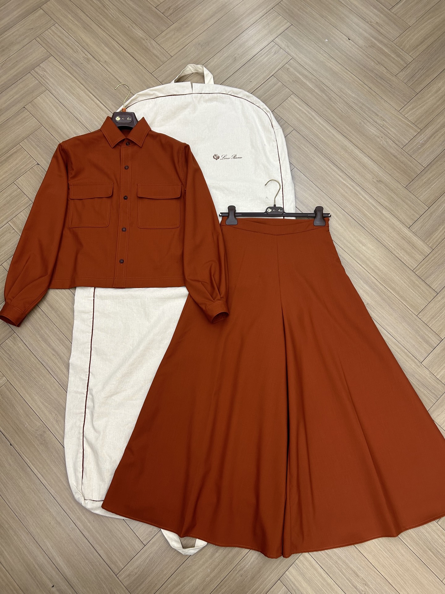 NO:792907,Arrival Ready for sale Loroiana's new trousers suit dry rose color original customization The combination of a lapel shirt and drapey wide-leg pants finds a balance between relaxation and sophistication. Every step brings a calm atmosphere, simple but hidden with high-end texture. Sizes 36 38 40 Ready for sale, loro piana, shirts,19860909到货 现货发售 Loroiana新款长裤套装 干玫瑰色 原版定制 翻领衬衫与垂坠阔腿裤的组合,在松弛与干练间找到平衡,每一步都带着从容的氛围感,简约却藏着高级质感.尺码36 38 40 现货发售,,loro piana,shirts,,Women's clothing