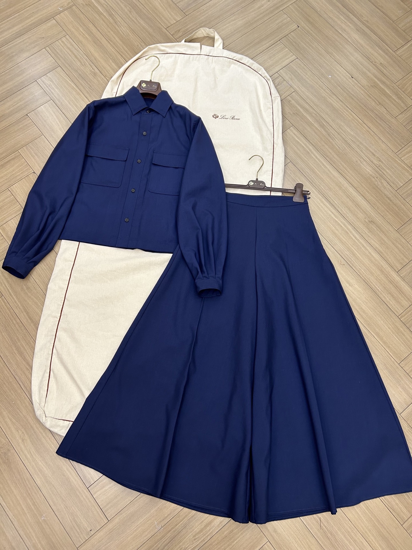 NO:792911,Arrival Loroiana new trousers suit navy blue wool top silk lined trousers original custom size 36 38 40 ready for sale, loro piana, real silk,19860909到货 Loroiana新款长裤套装 藏蓝色 羊毛上衣真丝内衬长裤 原版定制 尺码36 38 40 现货发售,,loro piana,real silk,,Women's clothing