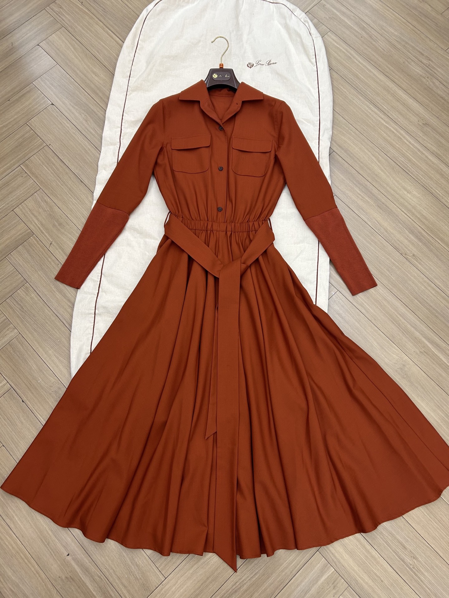 NO:793711,Loro iana's new dress has been shipped. Sizes 36 38 40. In stock. Original customization. Waist tie + large skirt, elegance engraved into DNA ~ Fabric with perfect drape, bringing a sense of atmosphere when walking. Dry rose red is softer than real red, and yellow leather also looks white and glowing. Loro iana's red is never flamboyant and gaudy. The upper body is extremely beautiful, loro piana, skirts,19860909Loro iana新款 连衣裙 出货了 尺码36 38 40 现货 原版定制 收腰系带+大裙摆,把优雅刻进DNA～ 垂坠感满分的面料,走动间自带氛围感 干玫瑰红比正红更柔和,黄皮穿也显白到发光Loro iana的红,从来不是张扬的俗艳 上身极美,,loro piana,skirts,,Women's clothing