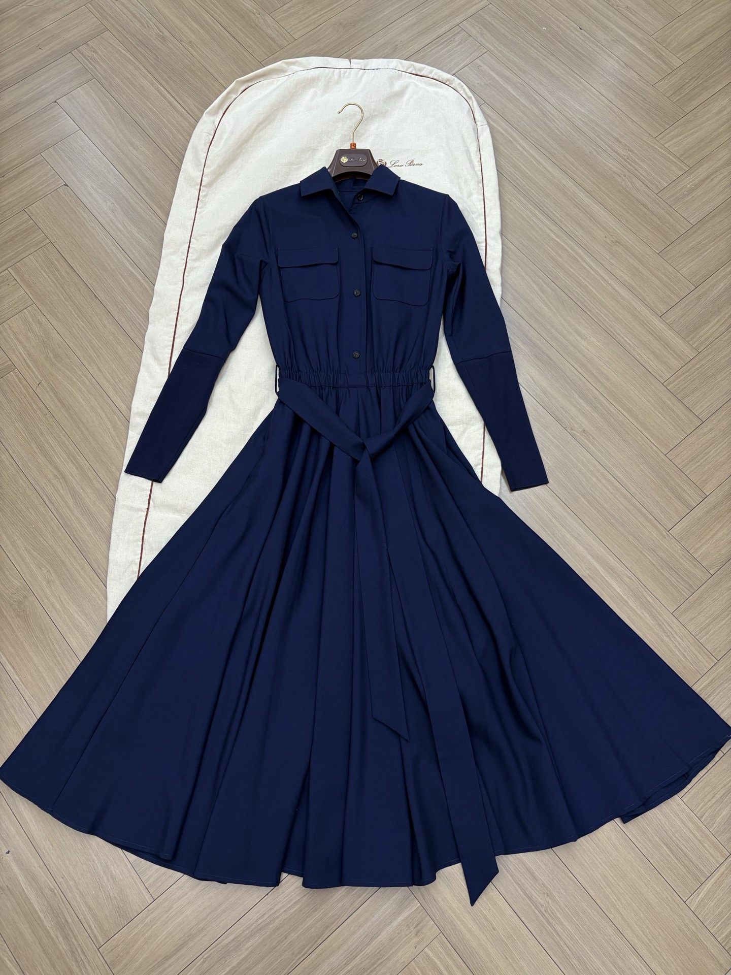 NO:793706,loro iana 2026 new wool dress, navy blue, original customization, size 36 38 40 ready for sale, the dress that turns the upper body into a paper doll instantly. Elastic waist design, with the same fabric belt, outlines soft lines. Exquisite wool blend cuff details create a contrasting texture.,,loro piana,skirts,19860909loro iana 2026新款羊毛连衣裙 藏蓝色 原版定制 尺码 36 38 40现货发售 上身秒变纸片人的连衣裙 松紧收腰设计,配以同款面料腰带,勾勒柔美线条.精美的羊毛混纺袖口细节,营造对比鲜明的纹理质感.,,loro piana,skirts,,Women's clothing