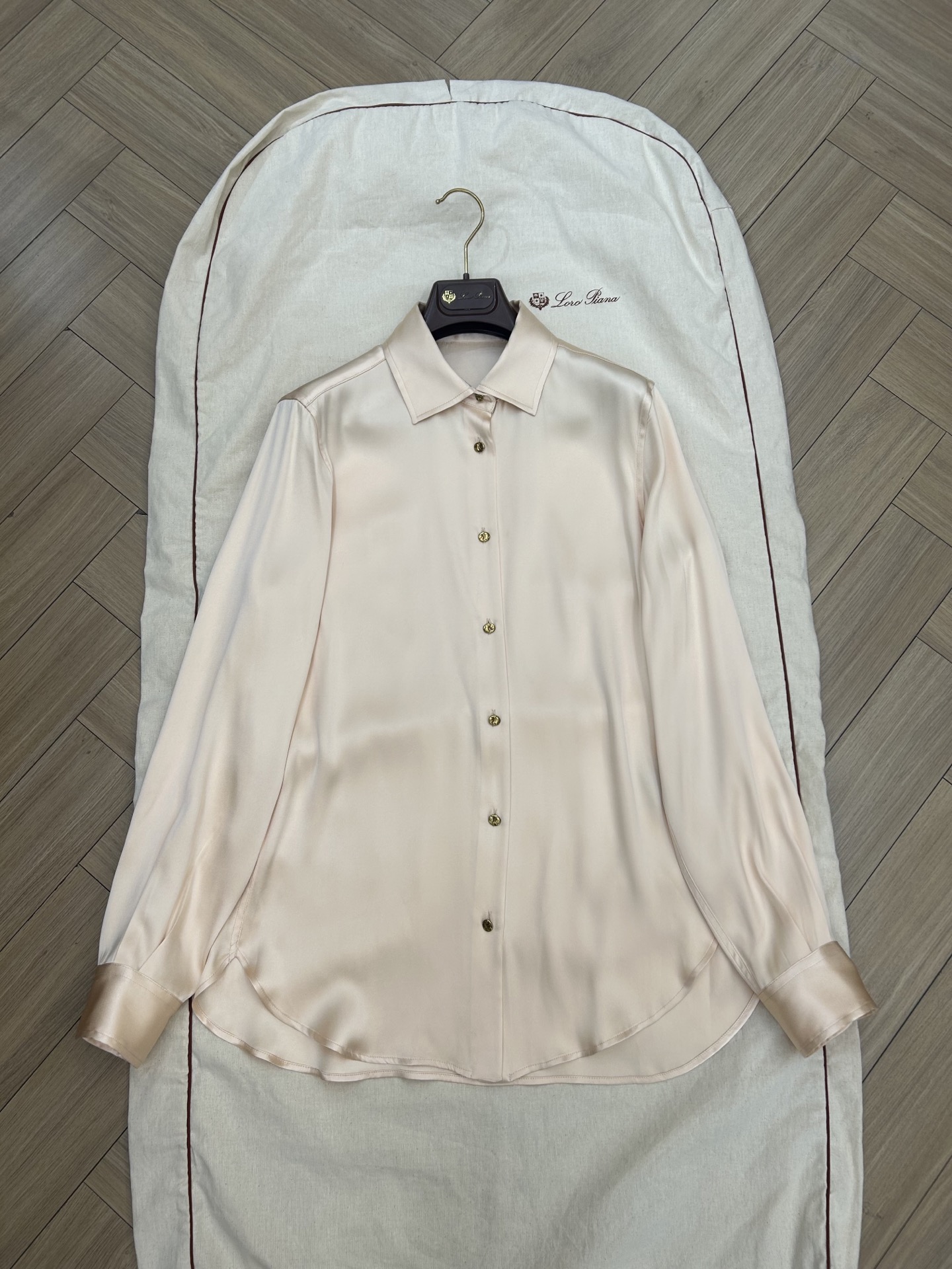 NO:795628,The color of Loro iana's heavyweight silk shirt is really amazing. I thought it would suppress my skin tone, but on the contrary, it unexpectedly shows off my complexion. The size is 36 38 40. Ready for sale, loro piana, shirts, real silk,19860909Loro iana这件重磅真丝衬衫的颜色真的很仙 以为会压肤色,相反意外的显气色尺码36 38 40 现货发售,,loro piana,shirts,real silk,,Women's clothing