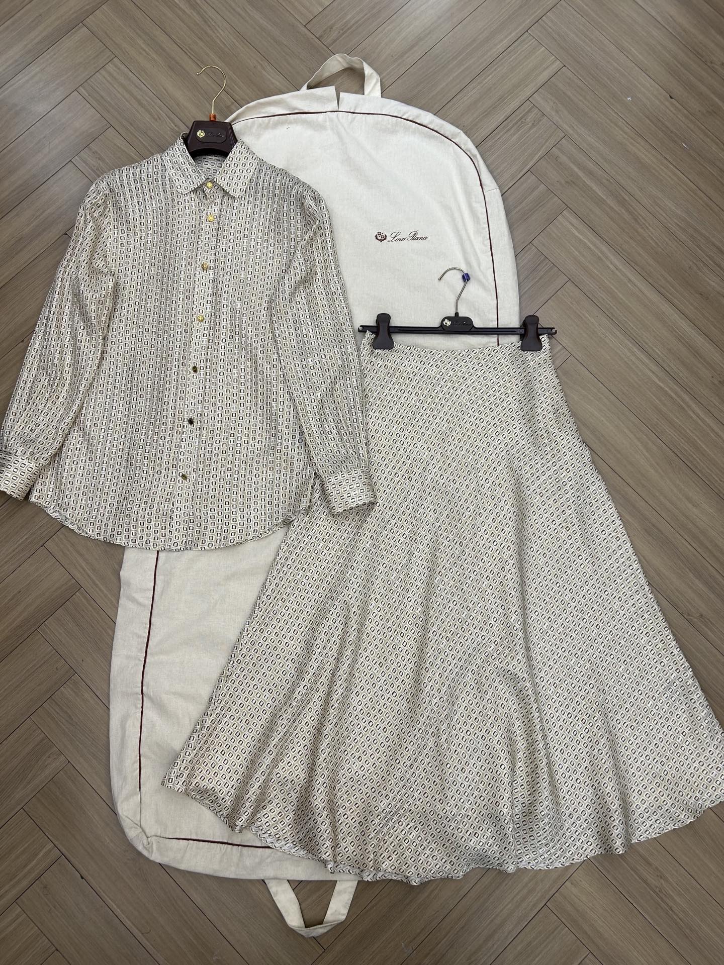 NO:803053,The shirt incorporates classic tailoring elements and is a must-have item for a refined wardrobe. It is woven from lustrous mulberry silk and is infused with shiny metallic yarns to present a golden mosaic geometric print pattern. The straight silhouette design has smooth and neat lines that hang down to the hips. The shirt collar and traditional cuffs add a subtle and sophisticated style to the entire piece. The skirt is made with bias cutting technology and the skirt is flared, giving the skirt an elegant and flexible drape.  Mulberry silk blend fabric is interwoven with shiny metallic yarns and decorated with Golden Mosaique print, achieving a delicate balance between light drape and smart luster. Mulberry silk lining brings a delicate skin touch. Size 36 38 40,,skirts,shirts,19860909衬衫融入经典剪裁元素,是精致衣橱的必备单品.采用富有光泽的桑蚕丝织就,融入闪亮的金属质感纱线,呈现金色马赛克几何印花图案.直筒廓形设计,线条流畅利落,垂至臀部,衬衫领和传统袖口为整件单品增添几分含蓄精致格调. 半身裙采用斜裁工艺打造,裙摆呈喇叭状,赋予裙摆优雅灵动的垂坠感 桑蚕丝混纺面料交织闪亮的金属质感纱线 饰以 Golden Mosaique印花 在轻盈垂坠感与灵动光泽间达成精妙平衡. 桑蚕丝衬里带来精致的肌肤触感. 尺码36 38 40,,skirts,shirts,,Women's clothing