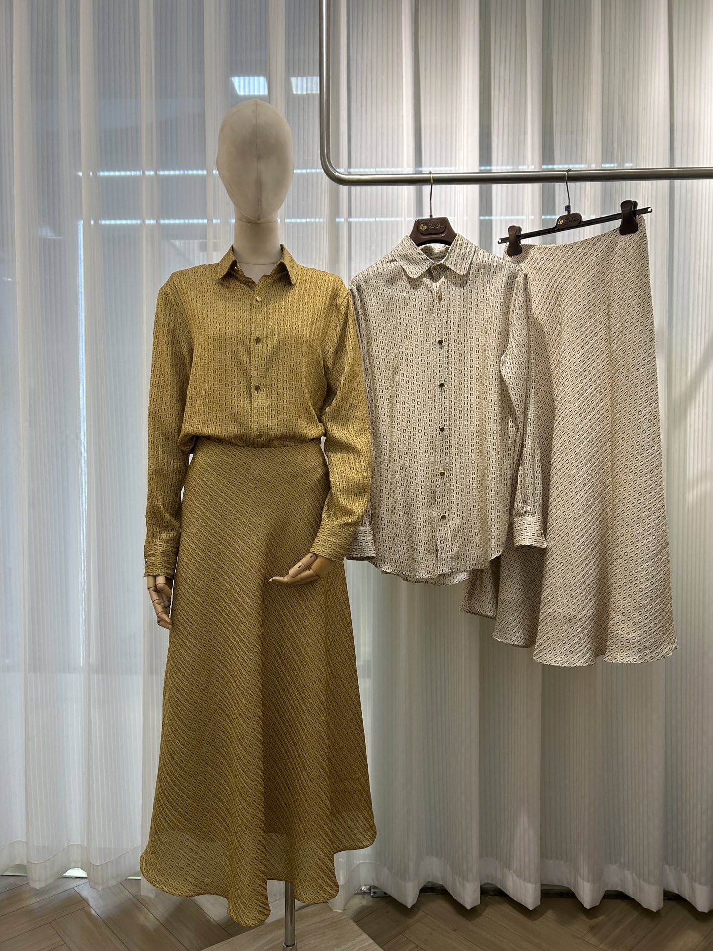 NO:803057,The new Loro iana silk skirt is coming. Exclusive gold. Original custom size. Size 36 38 40,,loro piana,skirts,real silk,19860909重磅来袭Loro iana新款真丝套裙 独家款 金色 原版定制 尺码36 38 40,,loro piana,skirts,real silk,,Women's clothing