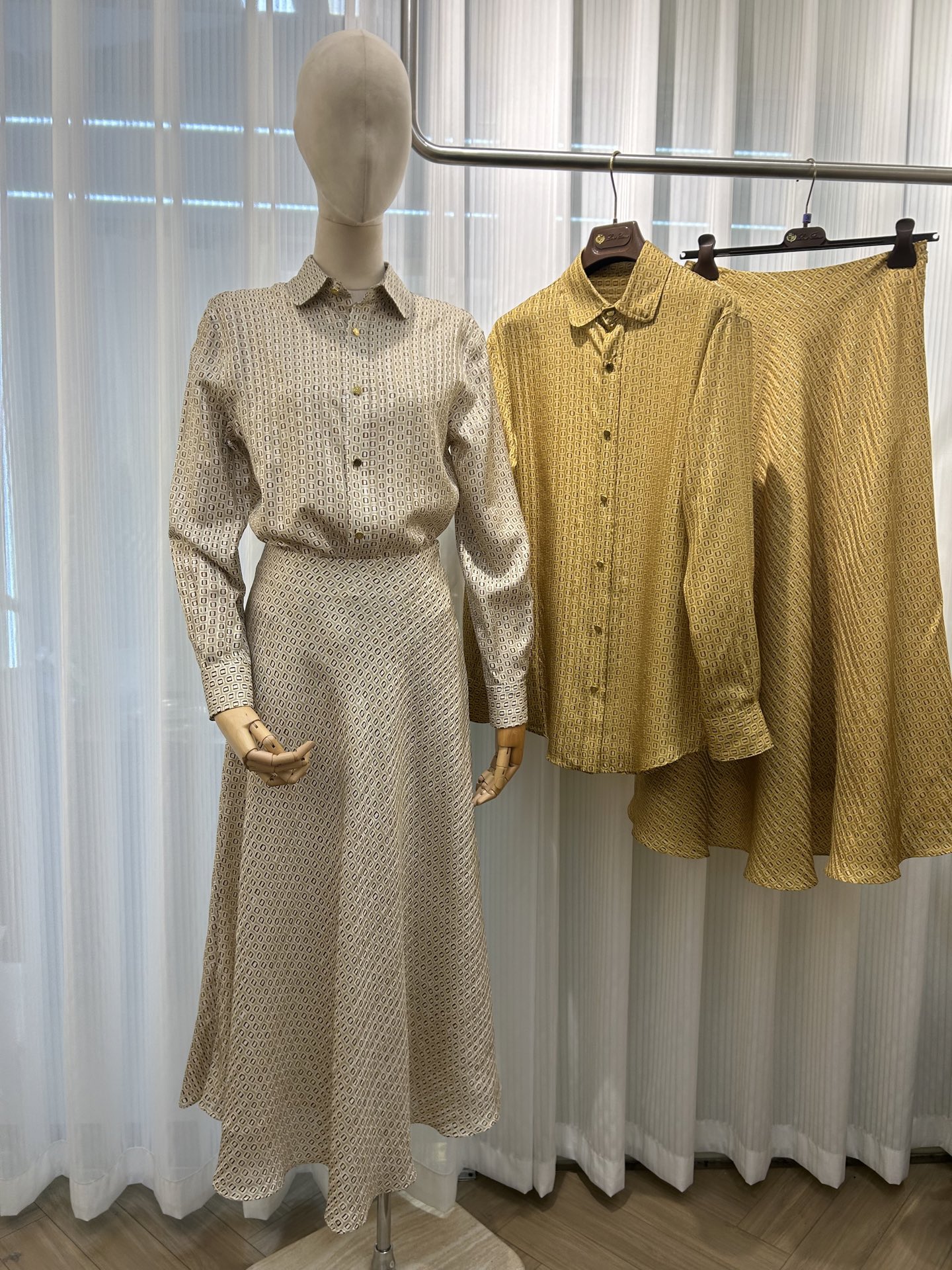 NO:803051,The new Loro iana silk skirt is coming. Ivory color. Exclusive model. Original custom size. Size 36 38 40,,loro piana,skirts,real silk,19860909重磅来袭Loro iana新款真丝套裙 象牙色 独家款 原版定制 尺码36 38 40,,loro piana,skirts,real silk,,Women's clothing