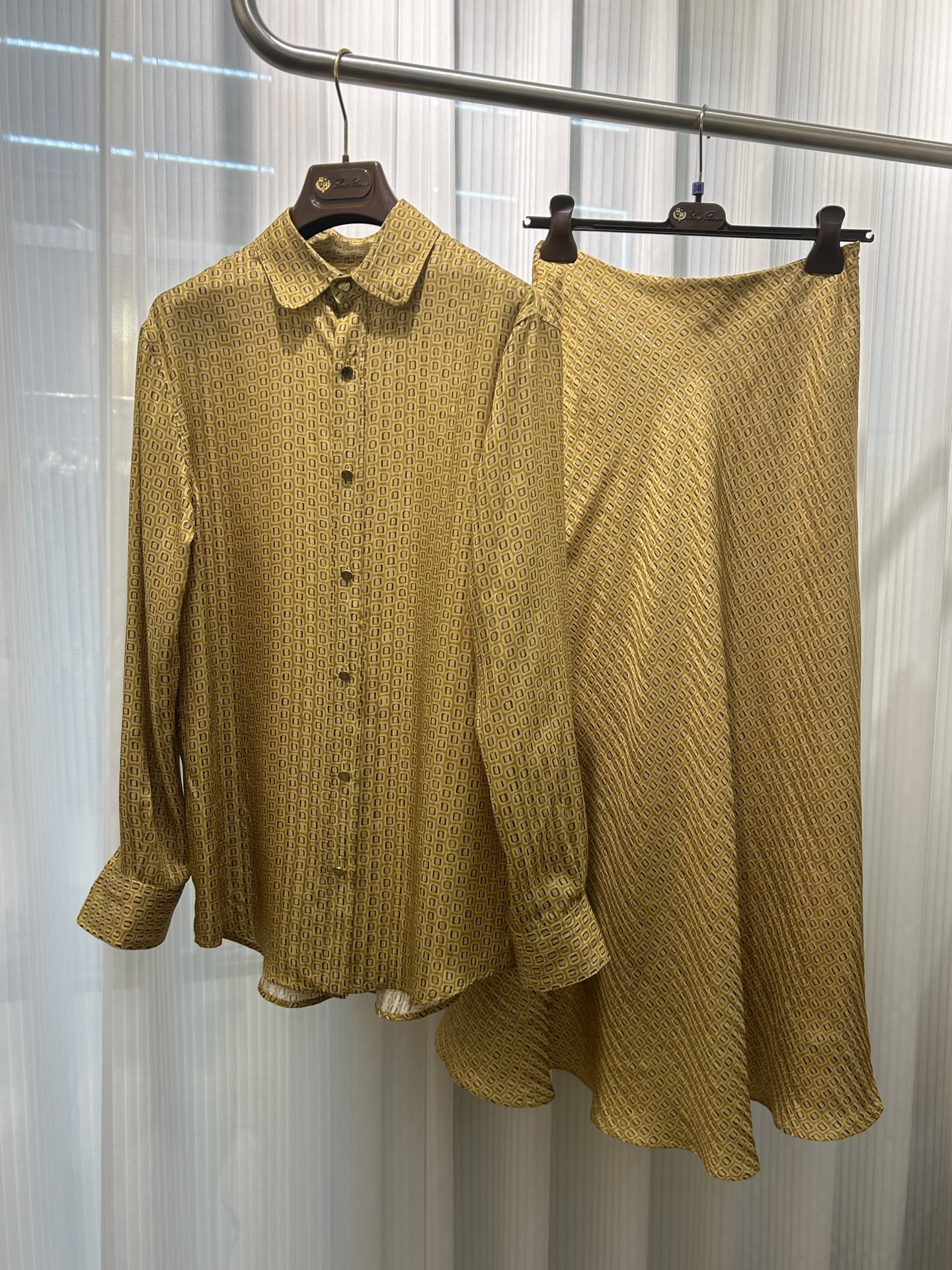 NO:828059,The shirt incorporates classic tailoring elements and is a must-have item for a refined wardrobe. It is woven from lustrous mulberry silk and is infused with shiny metallic yarns to present a golden mosaic geometric print pattern. The straight silhouette design has smooth and neat lines that hang down to the hips. The shirt collar and traditional cuffs add a subtle and sophisticated style to the entire piece. The skirt is made with bias cutting technology and the skirt is flared, giving the skirt an elegant and flexible drape.  Mulberry silk blend fabric is interwoven with shiny metallic yarns and decorated with Golden Mosaique print, achieving a delicate balance between light drape and smart luster. Mulberry silk lining brings a delicate skin touch. Size 36 38 40,,skirts,shirts,19860909衬衫融入经典剪裁元素,是精致衣橱的必备单品.采用富有光泽的桑蚕丝织就,融入闪亮的金属质感纱线,呈现金色马赛克几何印花图案.直筒廓形设计,线条流畅利落,垂至臀部,衬衫领和传统袖口为整件单品增添几分含蓄精致格调. 半身裙采用斜裁工艺打造,裙摆呈喇叭状,赋予裙摆优雅灵动的垂坠感 桑蚕丝混纺面料交织闪亮的金属质感纱线 饰以 Golden Mosaique印花 在轻盈垂坠感与灵动光泽间达成精妙平衡. 桑蚕丝衬里带来精致的肌肤触感. 尺码36 38 40,,skirts,shirts,,Women's clothing