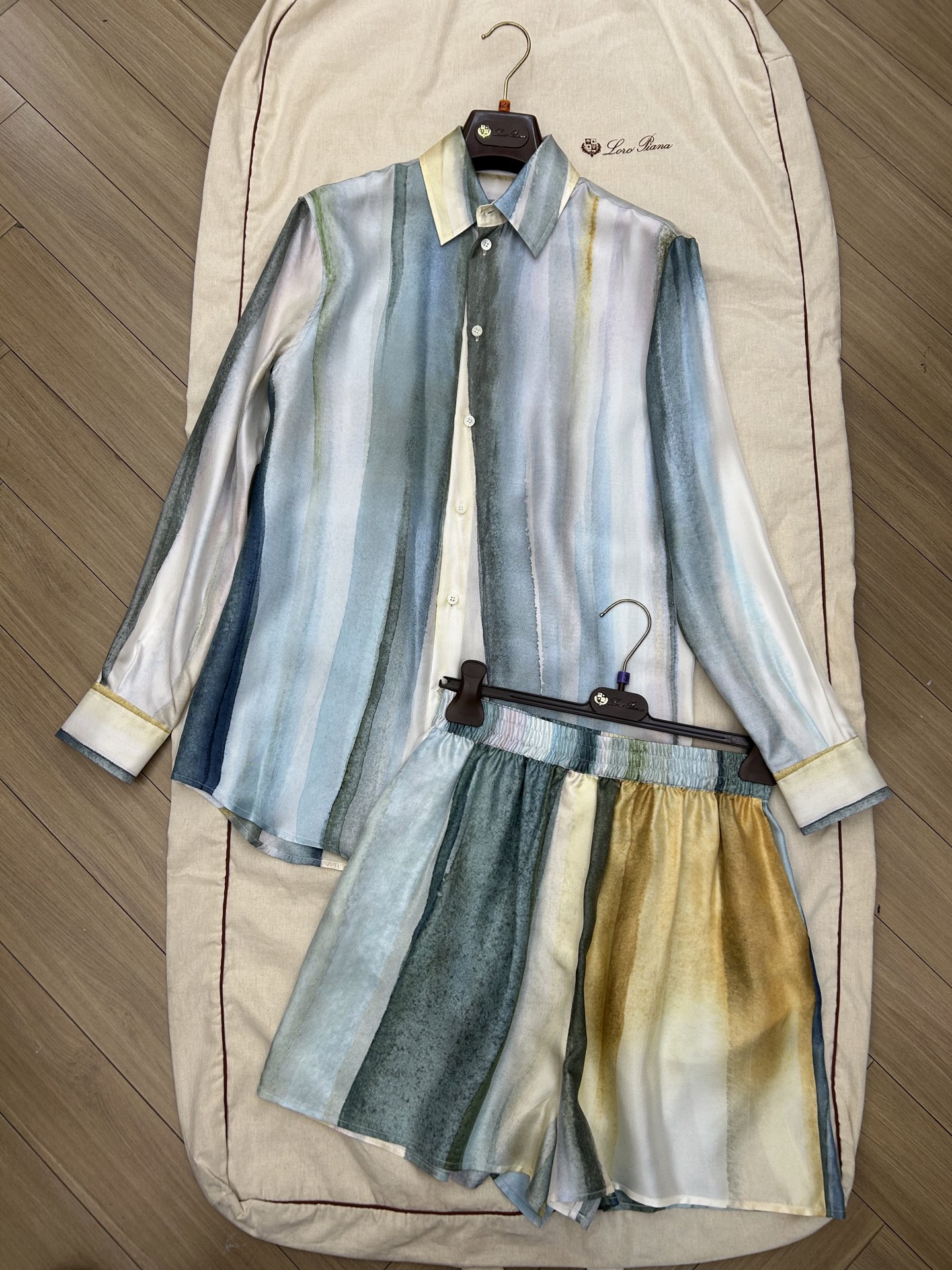 NO:806737,Actual shots of large quantities of goods have arrived. l New ink painting silk suit, yb customization has arrived, size 36 38 40,, loro piana, real silk,19860909大货实拍 到货 l新款水墨画真丝套装 yb定制到货 尺码36 38 40,,loro piana,real silk,,Women's clothing