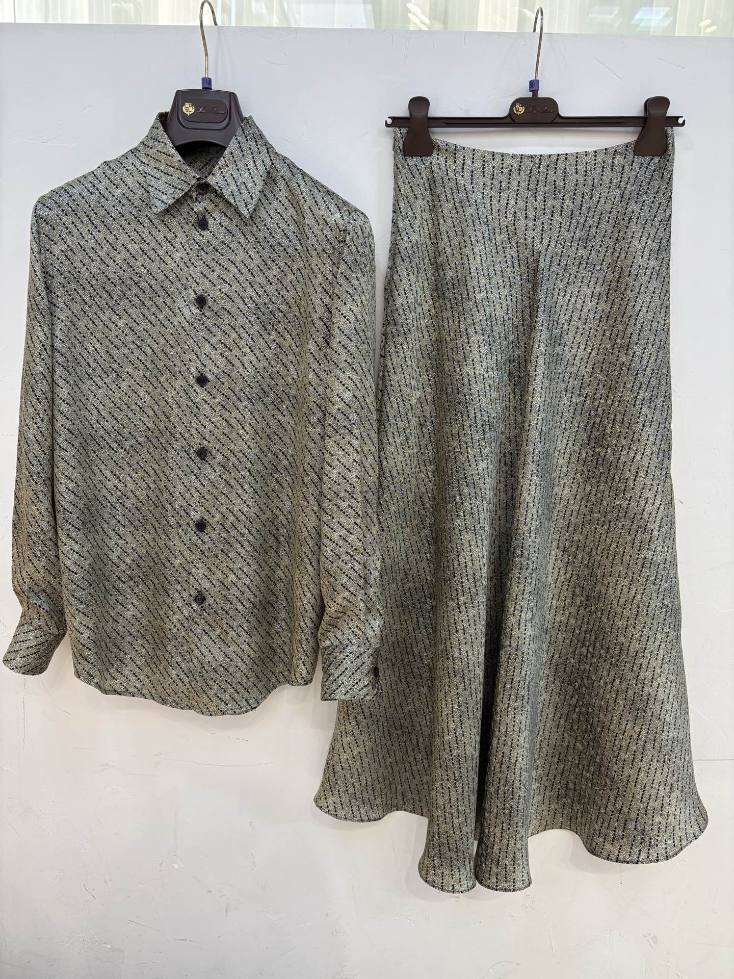 NO:807874,Loro iana new silk suit size 36 38 40 The price has been released and orders can be accepted (the first batch of spot quantity is limited, first come first served, loro piana, real silk,19860909Loro iana新款真丝套装 尺码36 38 40 价格已出 可接订单 (第一批现货数量不多先定先得,,loro piana,real silk,,Women's clothing