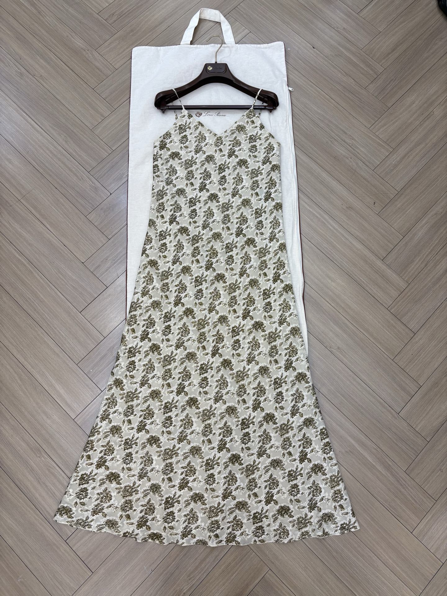 NO:821983,L new silk floral suspender dress size 36 38 40, loro piana,skirts,real silk,19860909L新款真丝碎花吊带连衣裙 尺码36 38 40,,loro piana,skirts,real silk,,Women's clothing