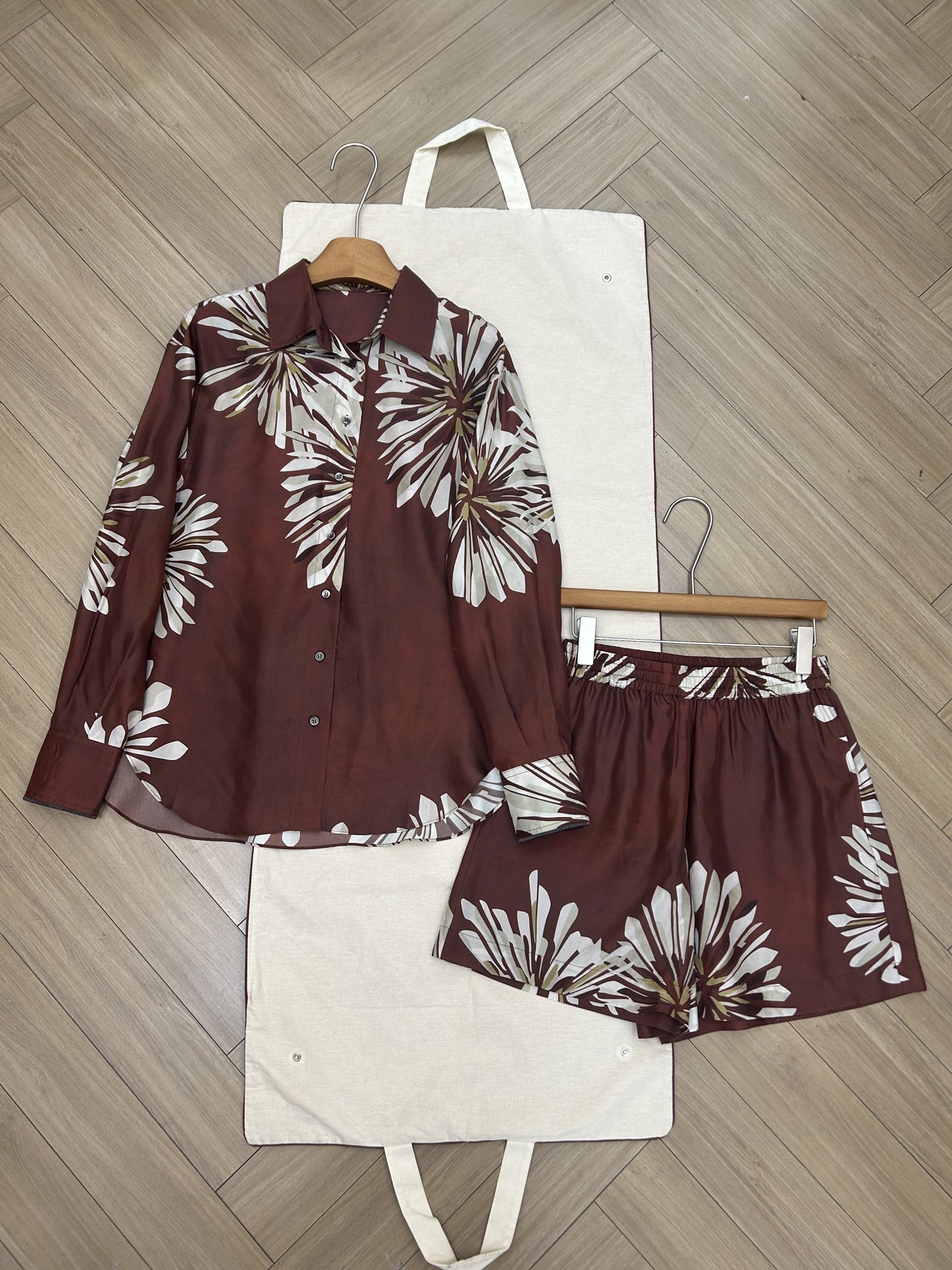 NO:823028,Brunello Cucinelli｜SS26 silk suit, floral pattern, shipped, size S M L, ready for delivery,, brunello cucinelli, real silk,19860909Brunello Cucinelli｜SS26 真丝套装,花卉图案 出货了 尺码S M L 现货发,,brunello cucinelli,real silk,,Women's clothing