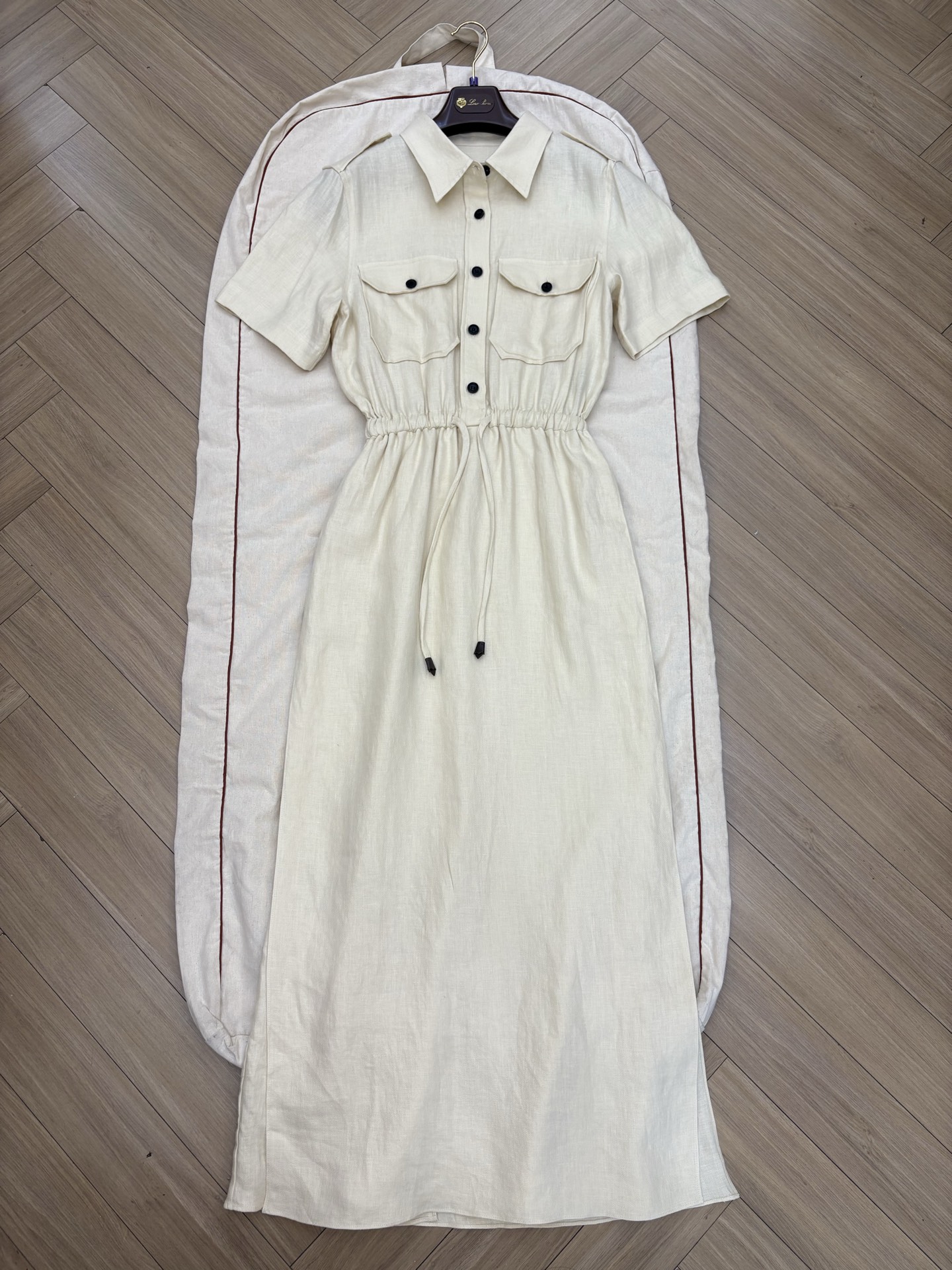NO:839711,Ready for sale Loro iana's new linen dress features a casual and neat ankle-length gallery design. The waist seam complements the double-piece structured skirt, gently outlining and modifying the figure. It is equipped with shoulder straps and buttoned chest pockets, adding a practical finishing touch to the elegant lines. Sizes 36 38 40,,loro piana,skirts,19860909现货发售 Loro iana新款亚麻连衣裙采用随性利落的及踝廊形设计,腰部接缝与双片结构裙摆相辅相成,轻柔勾勒并修饰身型.配以肩袢和纽扣胸前口袋,为优雅线条增添实用的点睛之笔.尺码36 38 40,,loro piana,skirts,,Women's clothing