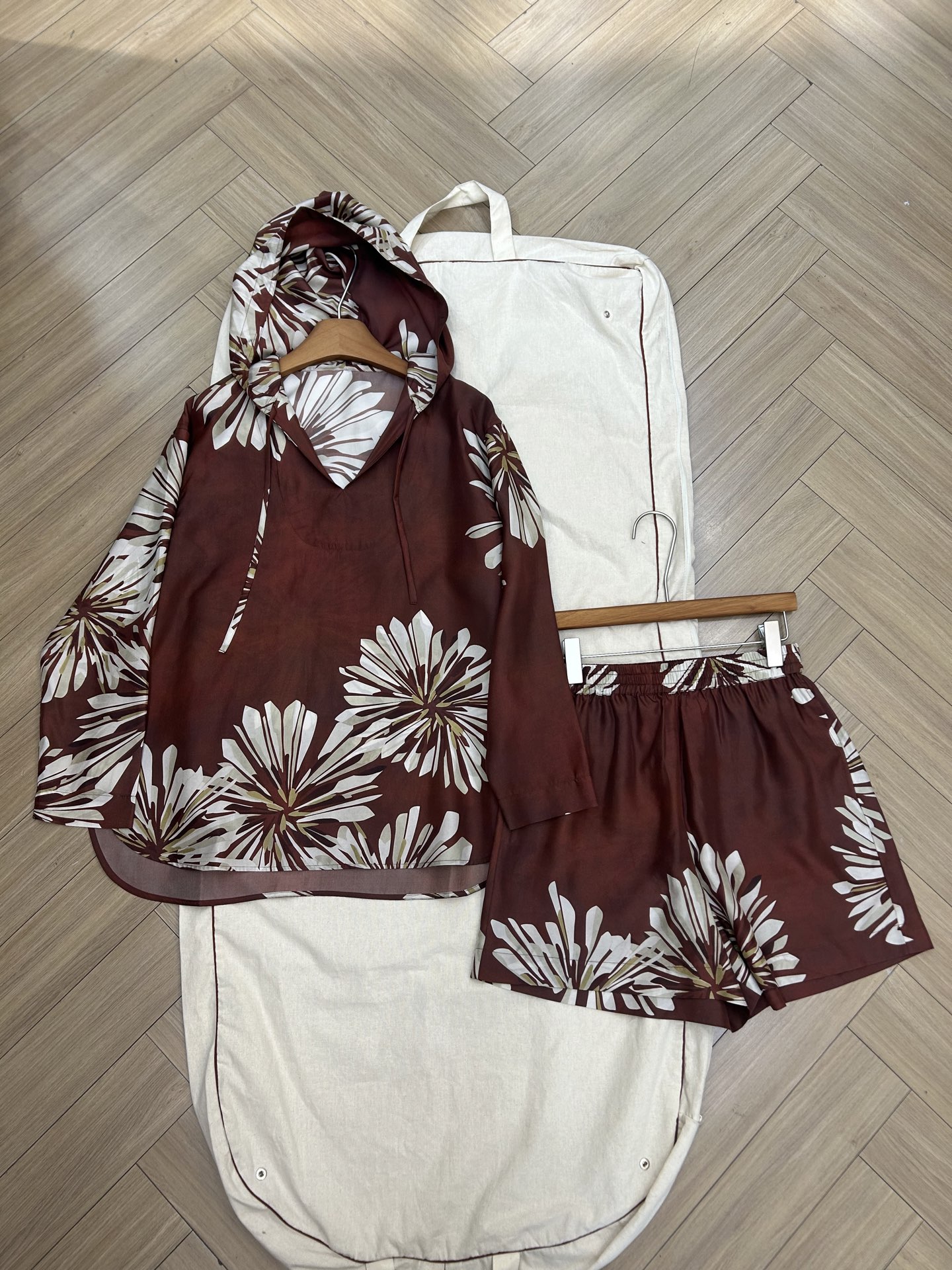 NO:831188,Brunello Cucinelli 26SS Vacation Silk Hoodie is out...A complete set of sizes S M L is available for sale,,brunello cucinelli,real silk,hats,19860909Brunello Cucinelli 26SS 度假 真丝帽衫出货了……一整套尺码 S M L 现货发售,,brunello cucinelli,real silk,hats,,Women's clothing
