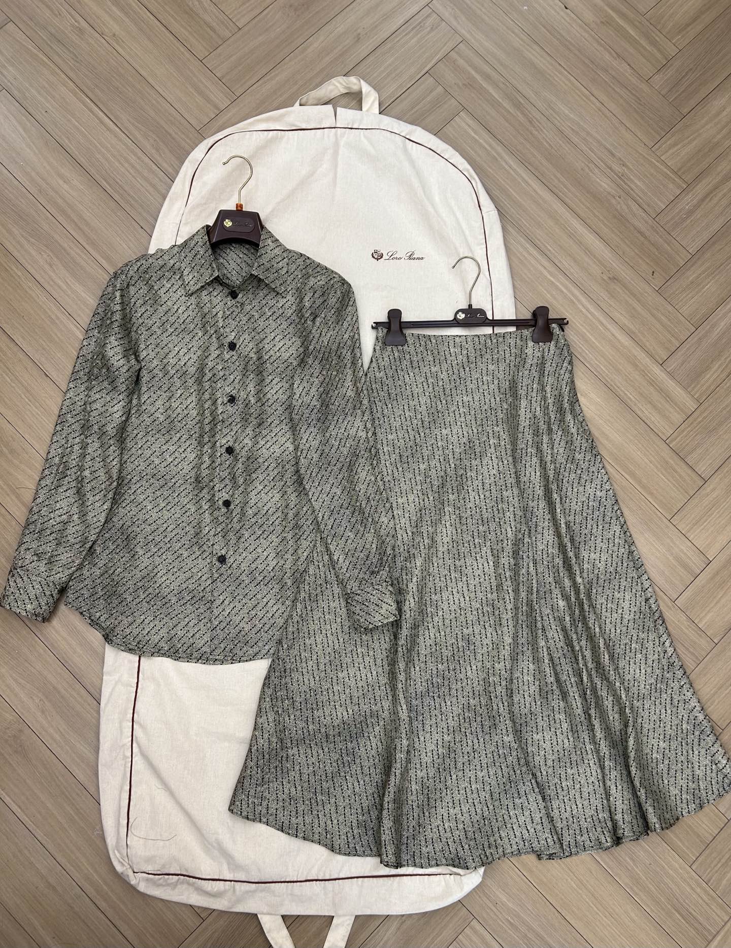 NO:835172,Real photos of the new arrival of large goods, details lThe new silk printed suit has been shipped, sizes 36 38 40, ready for sale, loro piana, real silk,19860909新款到货大货实拍细节 l新款真丝印花套装 出货了 尺码36 38 40 现货发售,,loro piana,real silk,,Women's clothing