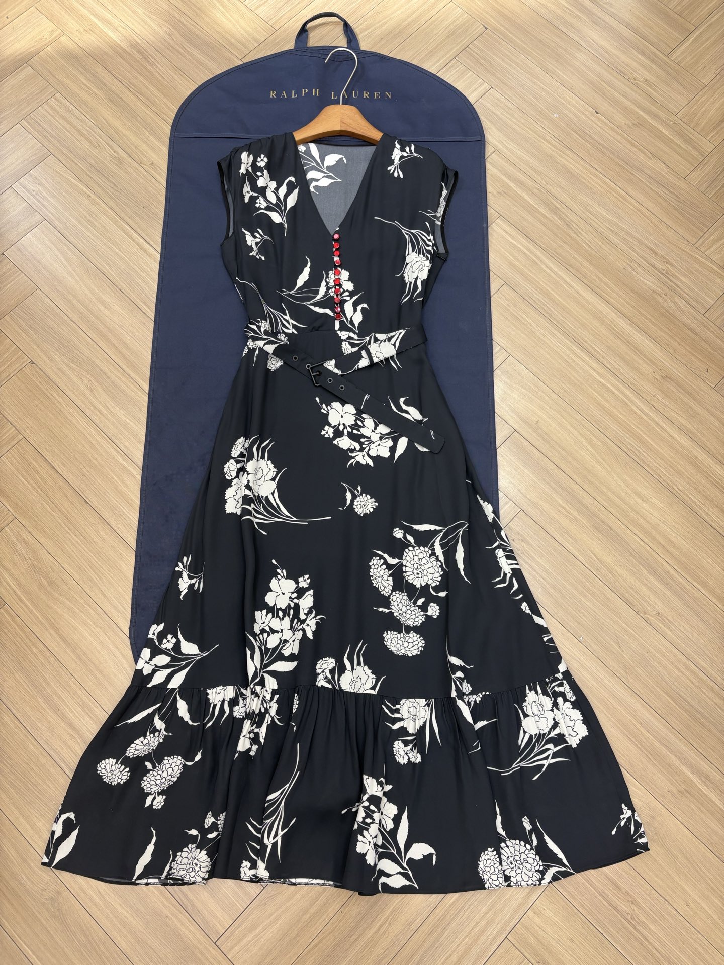 NO:845542,Ralh Lauren｜New 2 4 6 will be shipped soon. I love this black and white floral skirt. Satin A-line skirt with red mother-of-pearl buttons. Abstract flowers. The entire waist line is widened. The pleated shoulders are widened. It is a beautiful dress.,,loro piana,skirts,19860909Ralh Lauren｜ 新款 2 4 6即将出货 爱惨这条黑白碎花裙了 缎面A字裙 搭配红色珠母扣 抽象花卉,整条尽显腰部线条 加宽褶皱肩部,绝美的一条连衣裙.,,loro piana,skirts,,Women's clothing