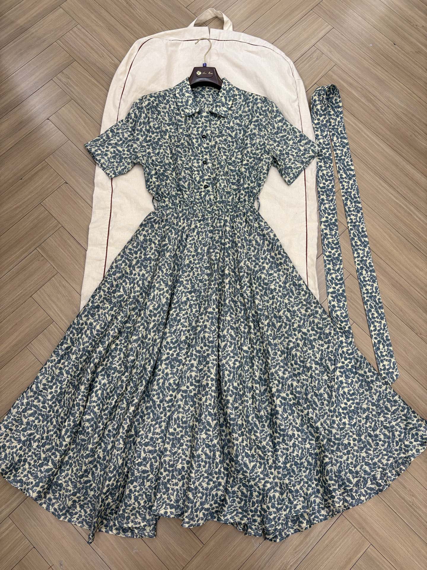 NO:861953,New arrival Loro iana's new linen printed dress adopts a wide and elegant skirt design, and the elastic waistline cleverly outlines the figure, showing elegance and charm. Shipped. Sizes 36 38 40 are in stock, loro piana,skirts,19860909新款到货 Loro iana新款亚麻印花连衣裙 采用宽大飘逸的裙摆设计,弹性腰线巧妙勾勒身形'尽显优雅韵致.出货了 尺码36 38 40现货,,loro piana,skirts,,Women's clothing