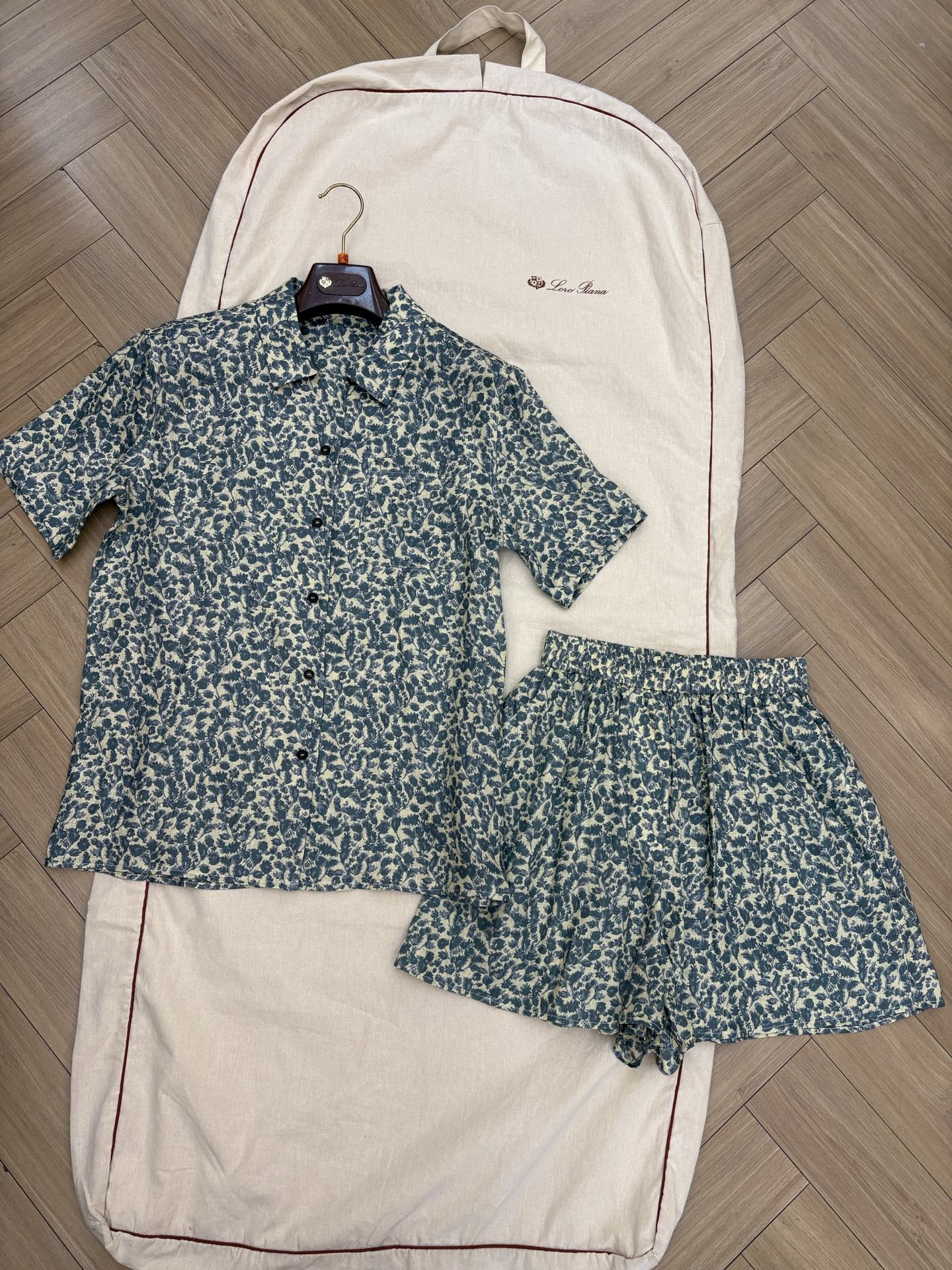 NO:863512,Detailed pictures of actual products. Shirt is slightly oversized, chest patch pockets, shorts are loosely cut, elastic waistband, unlined, linen. Sizes 36 38 40 available from stock, shorts,19860909大货实拍细节图 衬衣略大版型,胸前贴袋,短裤宽松剪裁,松紧腰头,无衬里,亚麻.尺码36 38 40 现货供应,,shorts,,Women's clothing