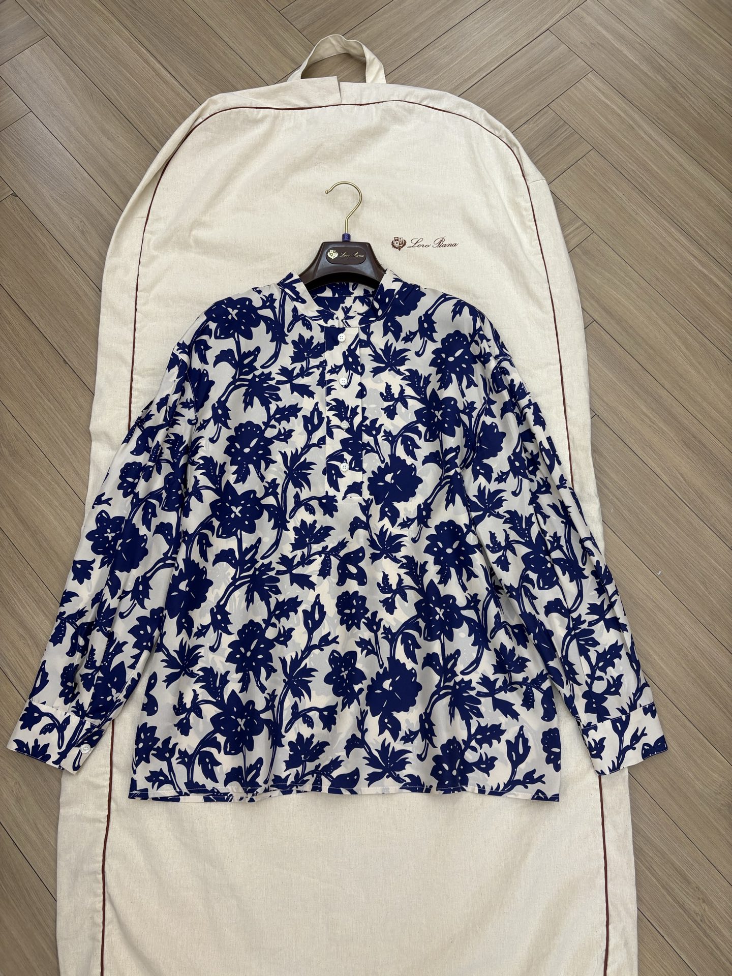 NO:869941,L's new silk printed shirt has a Chinese-style neckline design and soft dropped shoulders, making it more relaxed and comfortable. The cuffs and front are equipped with buttons, highlighting the timeless heritage. Sizes 36 38 40 are available for sale now, loro piana, real silk,19860909L新款真丝印花衬衣 中式领口设计,搭配柔和落肩,更显轻松自在.袖口和正面配以纽扣,彰显隽永传承气韵.尺码36 38 40现货发售,,loro piana,real silk,,Women's clothing
