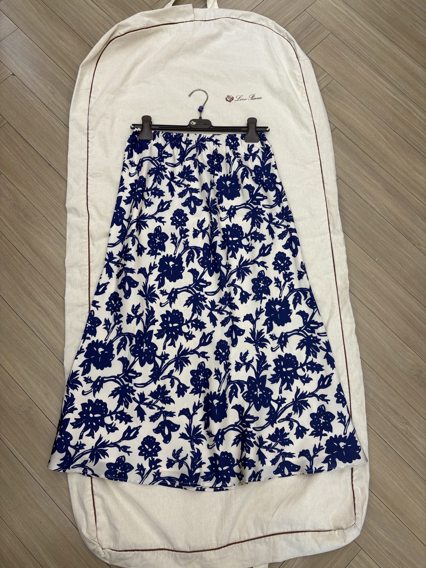 NO:869953,L new silk double-layer printed skirt, neat and flared silhouette, calf-length, comfortable and delicate with elastic waistband. Sizes 36 38 40 are available for sale now, loro piana, skirts, real silk,19860909L新款真丝双层印花半裙 利落微喇廓形设计,长及小腿,搭配松紧腰头舒适精致.尺码36 38 40现货发售,,loro piana,skirts,real silk,,Women's clothing