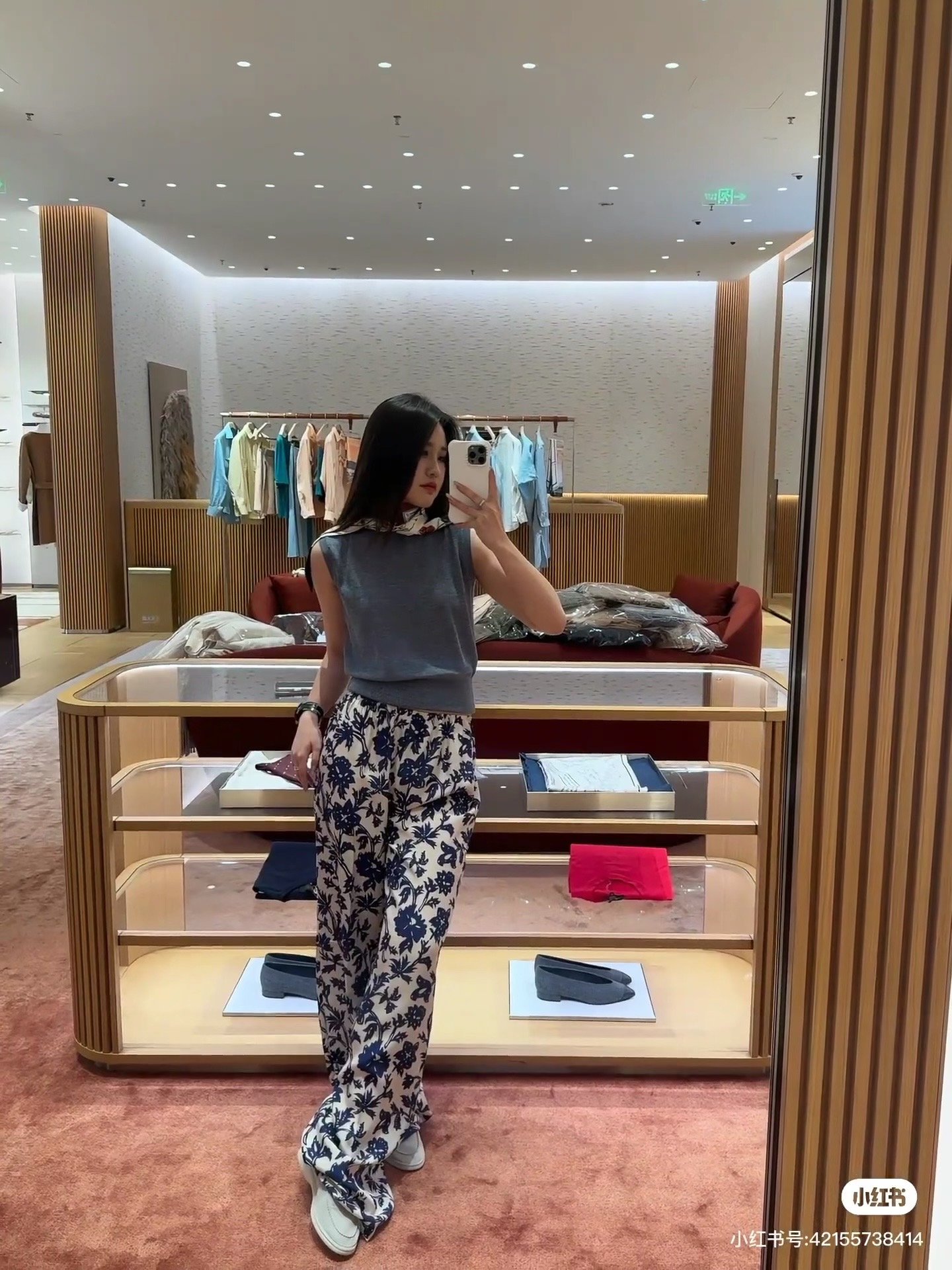 NO:869968,L new holiday style silk pants upper body reference,,loro piana,real silk,19860909L新款度假风真丝裤上身参考,,loro piana,real silk,,Women's clothing