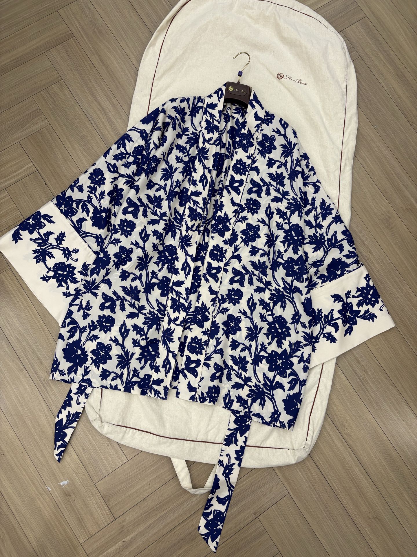 NO:873315,Liroiana's new resort-style silk printed cloak~ The classic blue and white color scheme brings retro poetry, the plant and flower patterns are not picky on skin colors, and yellow skin can also be worn to create a cool and whitening effect. It comes with advanced soft light filters. One size fits all. Ready for sale, real silk,19860909Liroiana新款度假风真丝印花斗篷~ 经典蓝白配色自带复古诗意,植物花卉纹样不挑肤色,黄皮也能穿出清冷显白效果,自带高级柔光滤镜 均码 现货发售,,real silk,,Women's clothing