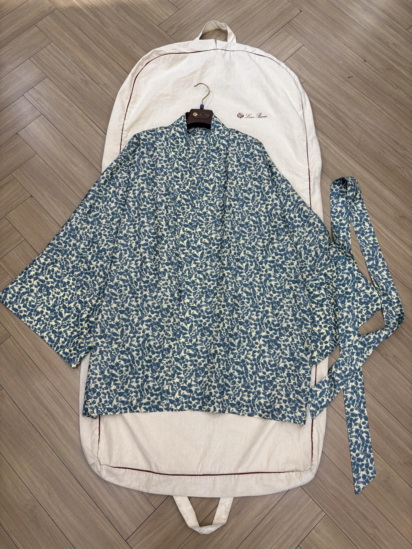 NO:873333,L new holiday style silk printed cape, one size fits all, ready for sale, loro piana, real silk,19860909L新款度假风 真丝印花斗篷 均码 现货发售,,loro piana,real silk,,Women's clothing