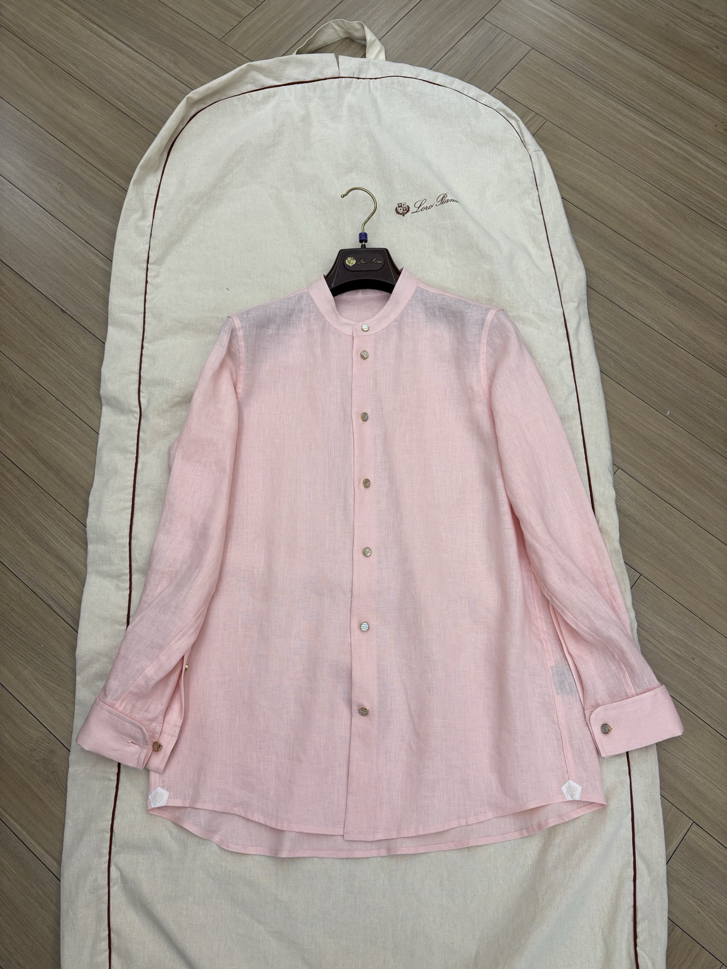 NO:876196,Loro iana new linen shirt with Chinese collar, metal button closure, embellished with mother-of-pearl inserts, size 36 38 40,, loro piana,19860909Loro iana 新款中式领口亚麻衬衣 金属纽扣开合,点缀珍珠母贝嵌片 尺码36 38 40,,loro piana,,Women's clothing