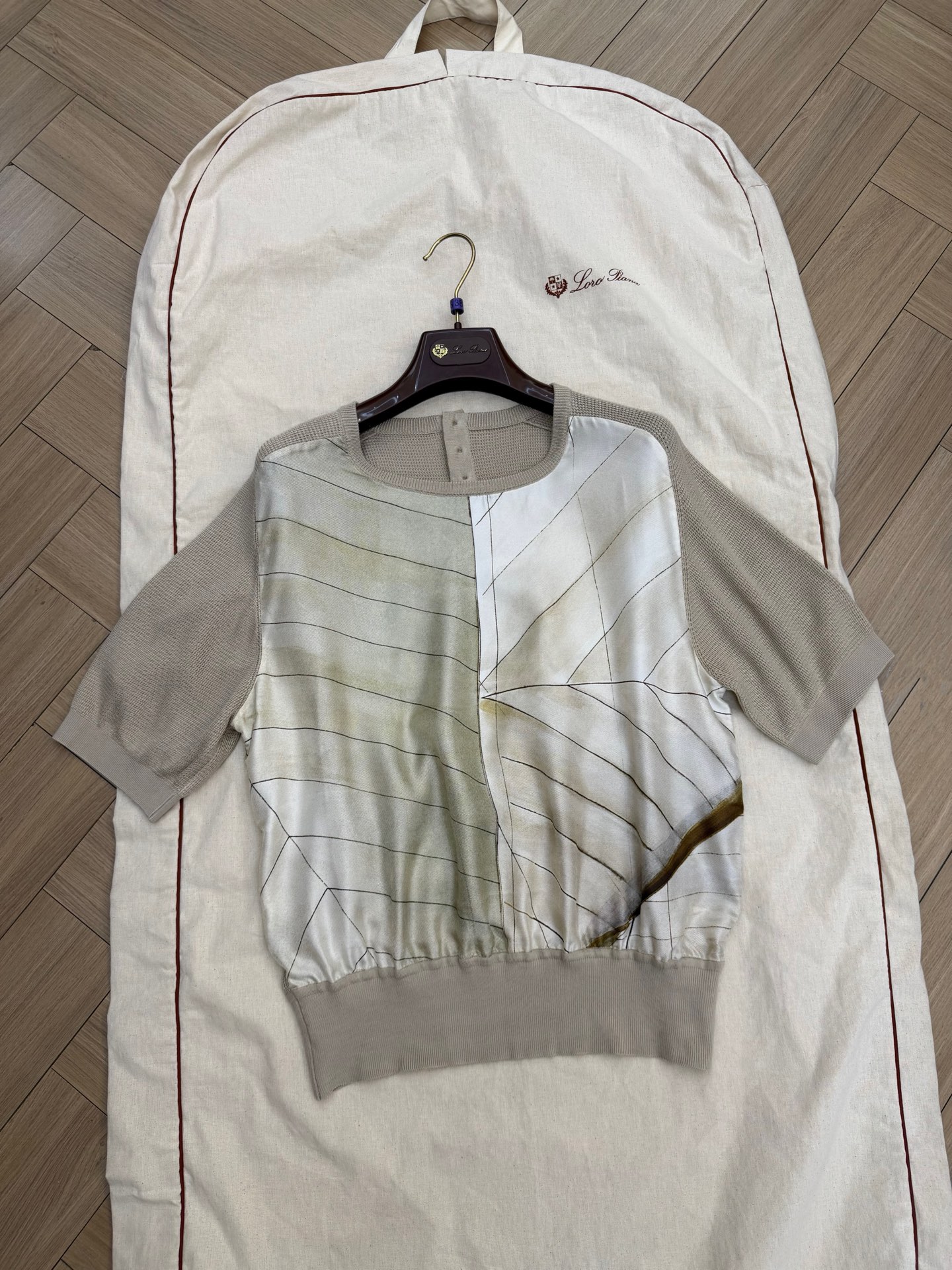 NO:878238,Loro iana's new high-quality silk and knitted crew neck top has the elasticity of knitting and the delicate lightness of silk. Customized by yb. Sizes 36 38 40. Ready for sale. loro piana, real silk,19860909Loro iana 新款高质感真丝拼针织圆领上衣 既有针织的弹性,又有真丝的细腻光感.yb定制 尺码36 38 40 现货发售,,loro piana,real silk,,Women's clothing
