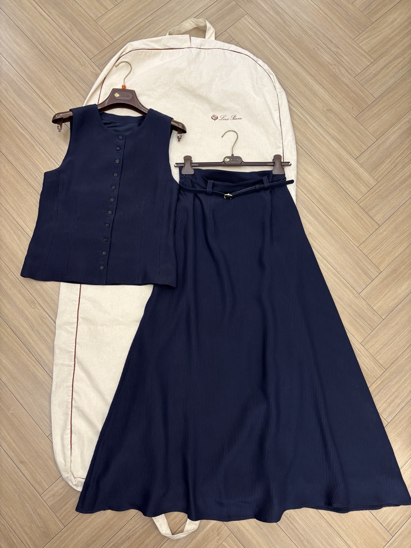 NO:878887,Loro iana new heavyweight silk vest double layer silk skirt yb customized size 36 38 40 ready for sale, loro piana,skirts,real silk,19860909Loro iana新款重磅真丝马甲双层真丝半裙 yb定制 尺码36 38 40 现货发售,,loro piana,skirts,real silk,,Women's clothing