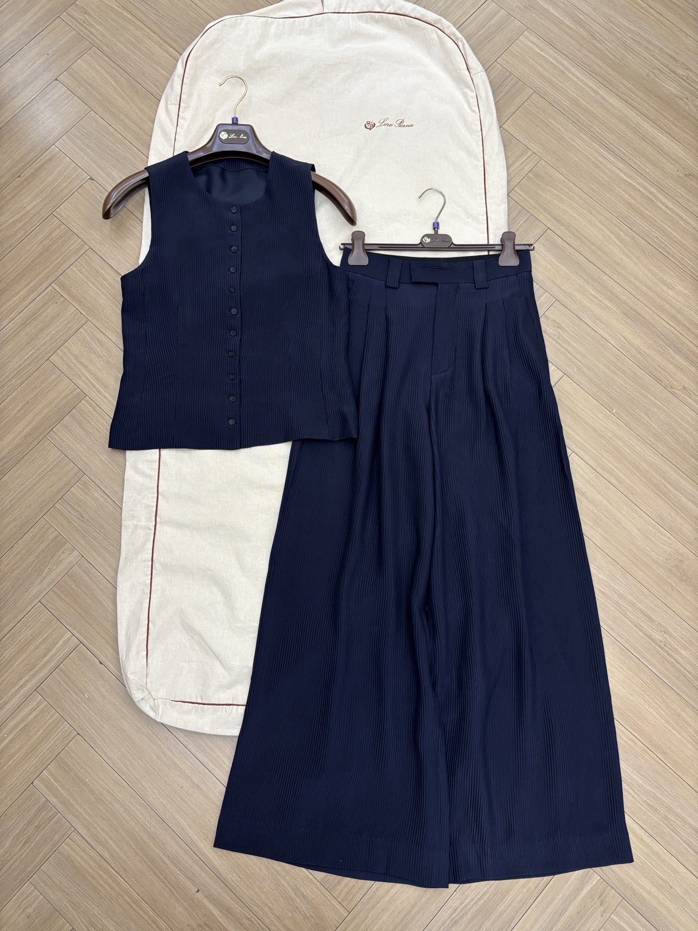 NO:888708,New heavyweight silk vest wide leg trousers navy blue sizes 39 38 40 ready for sale, real silk,19860909新款重磅真丝马甲阔腿长裤 藏蓝色 尺码39 38 40现货发售,,real silk,,Women's clothing