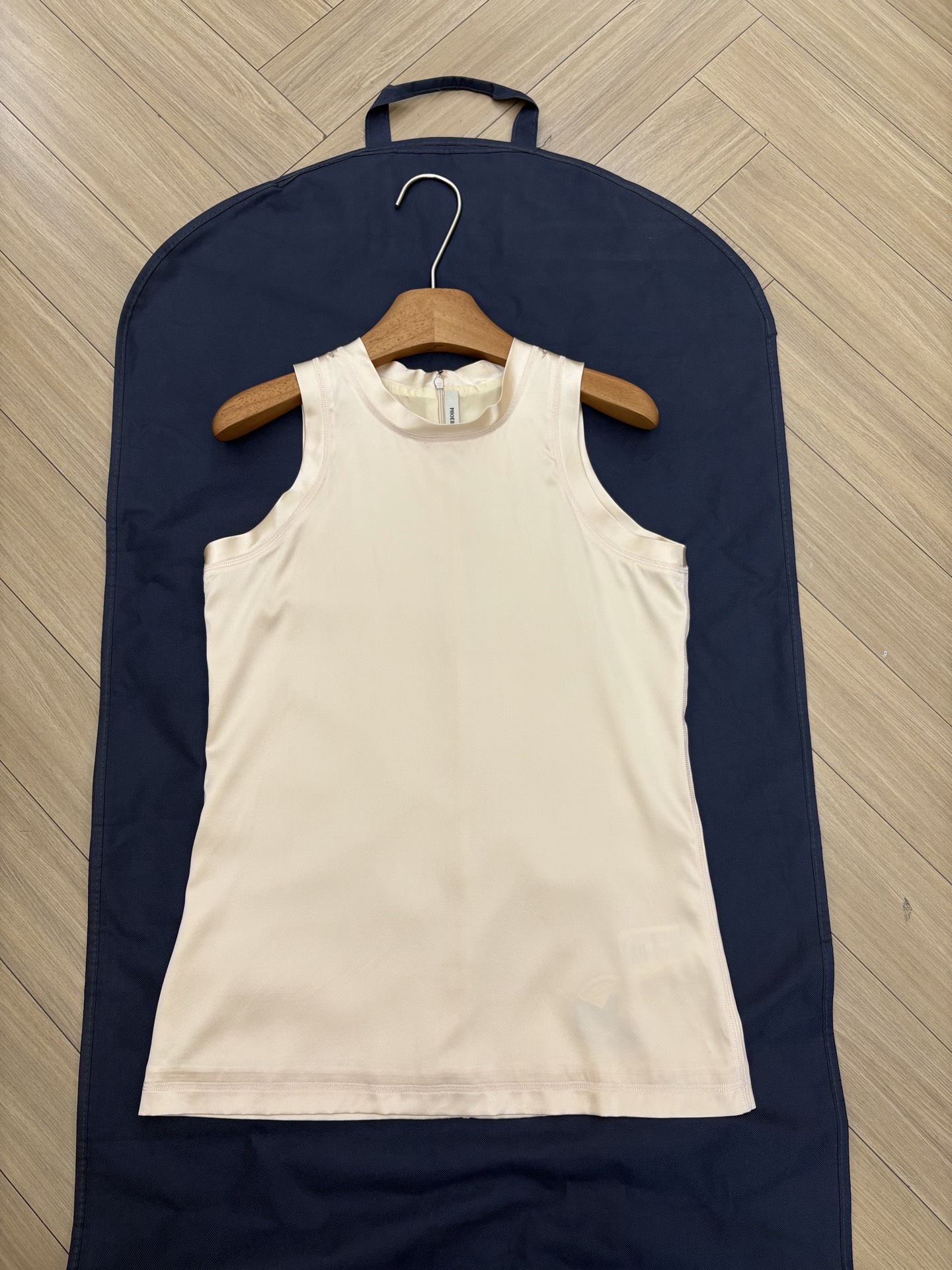 NO:907829,HOEBE HILO's vest that best embodies elegance. S/M/L available in stock. hoebe hilo is famous for her minimalism. In the Cel fashion circle, there is a style called old money style. There is a designer named hoebe hilo. She has no exaggerated designs or dazzling logos, but single-handedly popularizes the minimalist style, making Celine the favorite of low-key dignitaries around the world. She is known as 'the designer who best understands women in the luxury circle.',,celine,19860909HOEBE HILO最能体现优雅气质的背心 S/M/L现货供应 hoebe hilo凭极简封神的Cel时尚圈有一种风格叫老钱风,有一个设计师叫hoebe hilo.她没有夸张设计,没有炫目logo,却凭一己之力带火极简风,把Celine打造成全世界低调显贵人士的最爱,被称为“奢圈最懂女人的设计师”.,,celine,,Women's clothing