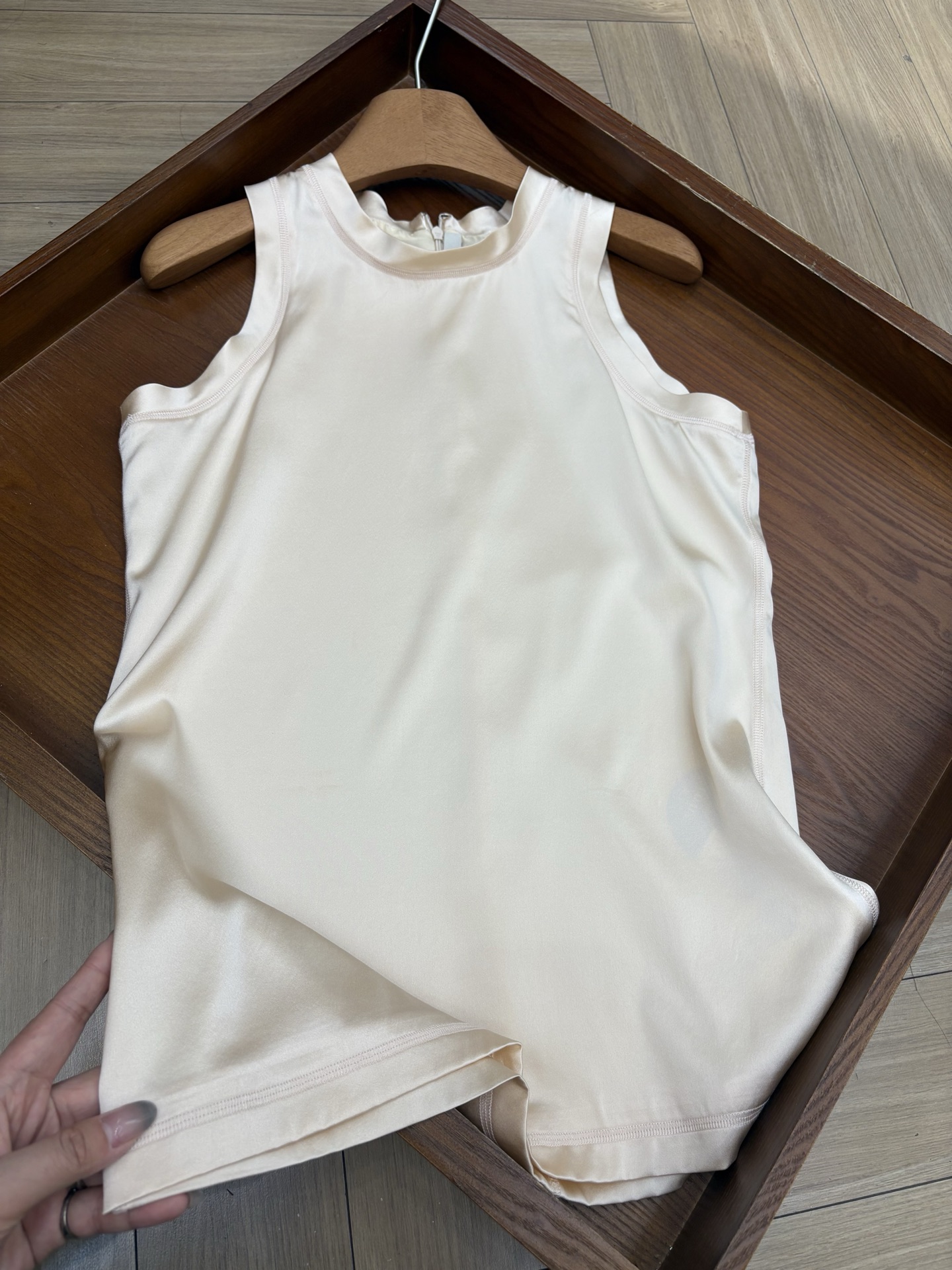 NO:909311,hoebe hilo is the new generation god of minimalism. It is a vest that has made the fabrics and details to the extreme. The real thing is a light flesh-pink white leather, which looks very white and yellow when worn with black leather. It can also highlight the beautiful characteristics of the fabric. Sizes S/M/L are available in stock.19860909hoebe hilo是新一代极简之神 ,属于是把面料和细节做到极致的背心,实物是淡淡的肉粉色白皮穿了很显白黄黑皮穿 也能凸显面料的美丽特质 尺码S/M/L 现货发售,,,Women's clothing