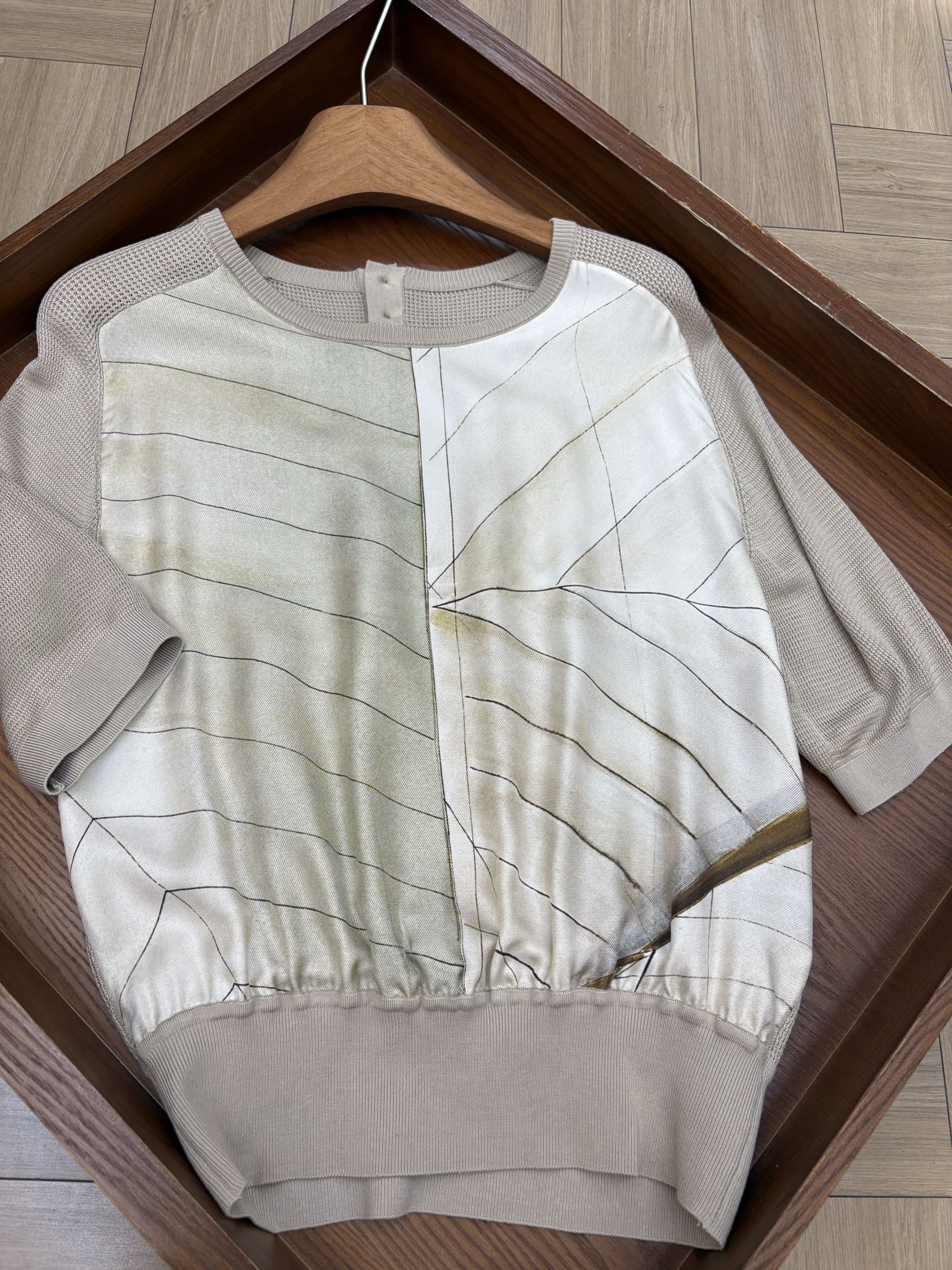NO:911392,Loro iana's new high-quality silk and knitted crew neck top has the elasticity of knitting and the delicate lightness of silk. Customized by yb. Sizes 36 38 40. Ready for sale. loro piana, real silk,19860909Loro iana 新款高质感真丝拼针织圆领上衣 既有针织的弹性,又有真丝的细腻光感.yb定制 尺码36 38 40 现货发售,,loro piana,real silk,,Women's clothing