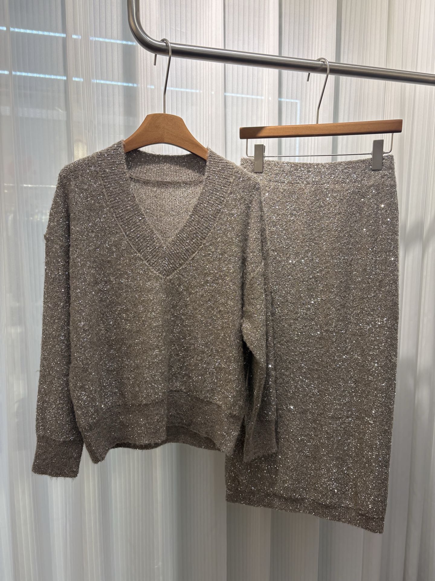 NO:928067,BC new sequined skirt gray brown hanging photo, skirts,19860909BC新款亮片套裙 灰咖色 挂拍图,,skirts,,Women's clothing