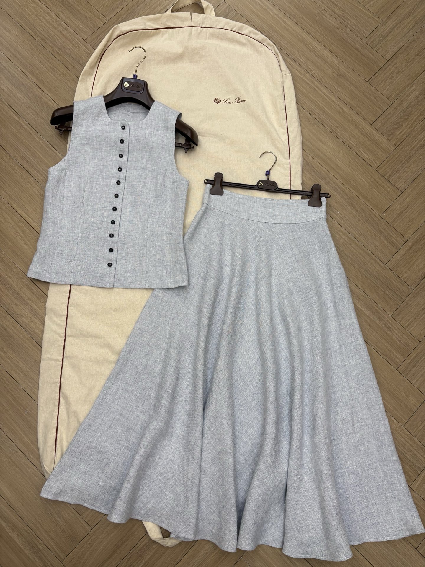 NO:958159,Loro iana | Women's linen suit, vest and skirt, sizes 36 38 40, ready for sale. The shoulder line and neckline opening of the sleeveless top have been precisely calculated to perfectly modify the shoulder and neck lines. The high-waisted design and smooth drape of the bottoms visually lengthen the body shape. The entire upper body is an elegant posture based on extreme comfort and confidence, loose and straight, loro piana,skirts,19860909Loro iana |女士亚麻套装 马甲半裙 尺码36 38 40现货发售 无袖上衣的肩线与领口开合度经过精密计算,完美修饰肩颈线条.下装的高腰设计与流畅垂坠的廓形,在视觉上无限拉长身形.整套上身,是一种基于极度舒适与自信的优雅姿态,松弛而挺拔,,loro piana,skirts,,Women's clothing