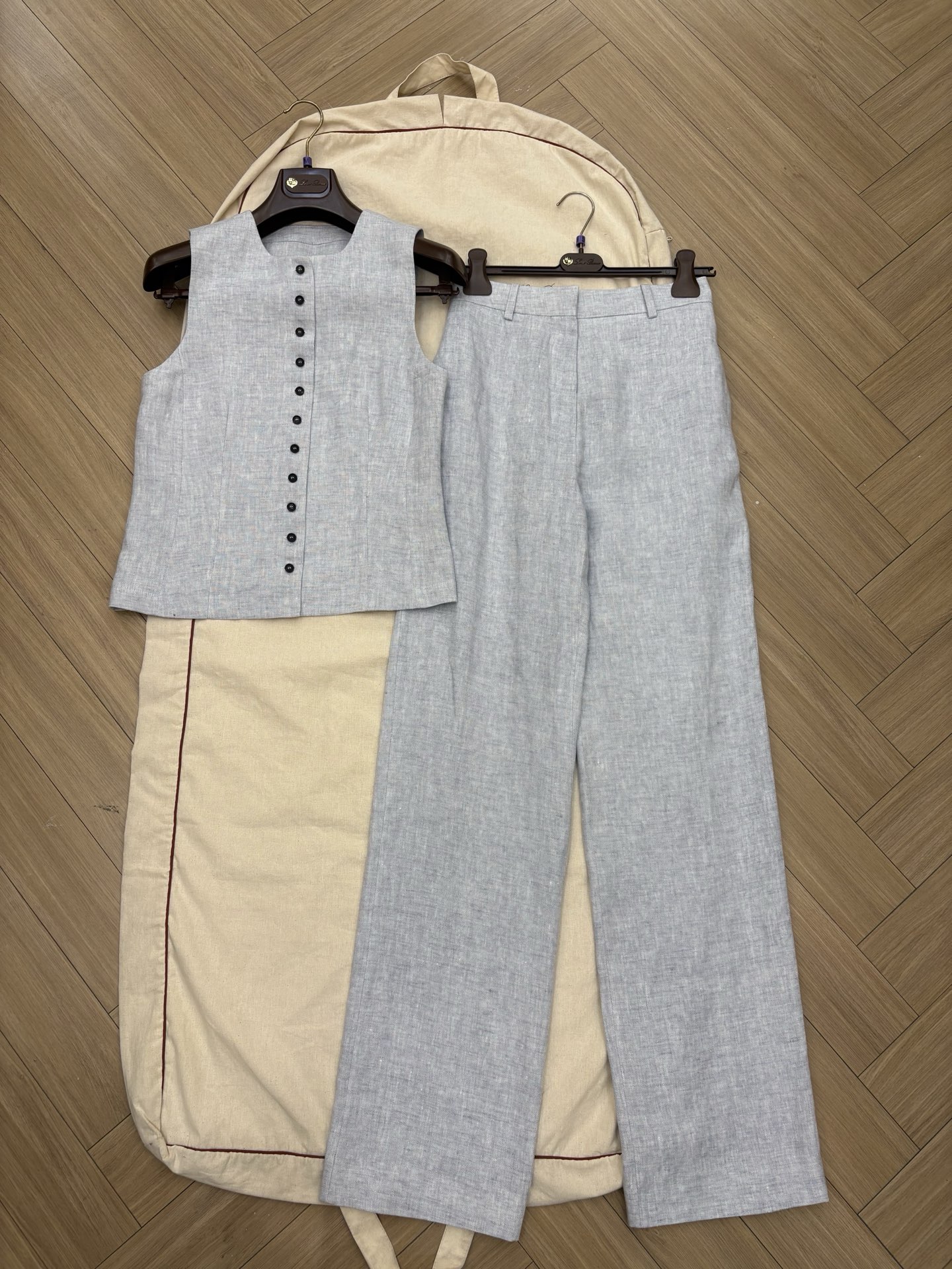 NO:958104,Loro iana | Women's linen suit, vest and trousers, sizes 36, 38, 40, ready for sale. Breathable and not sweaty, with matte texture, low-key and not picky about skin color. You don't have to worry about matching, just go out in one set, simple and elegant, casual and sophisticated style, suitable for daily work in the workplace, gentle and capable~,, loro piana,19860909Loro iana |女士亚麻套装 马甲长裤 尺码36 38 40现货发售 透气不闷汗,自带哑光肌理,低调不挑肤色. 不用费心搭配,一套出门,简约大气的轻熟风,职场日常都适配,温柔又干练～,,loro piana,,Women's clothing
