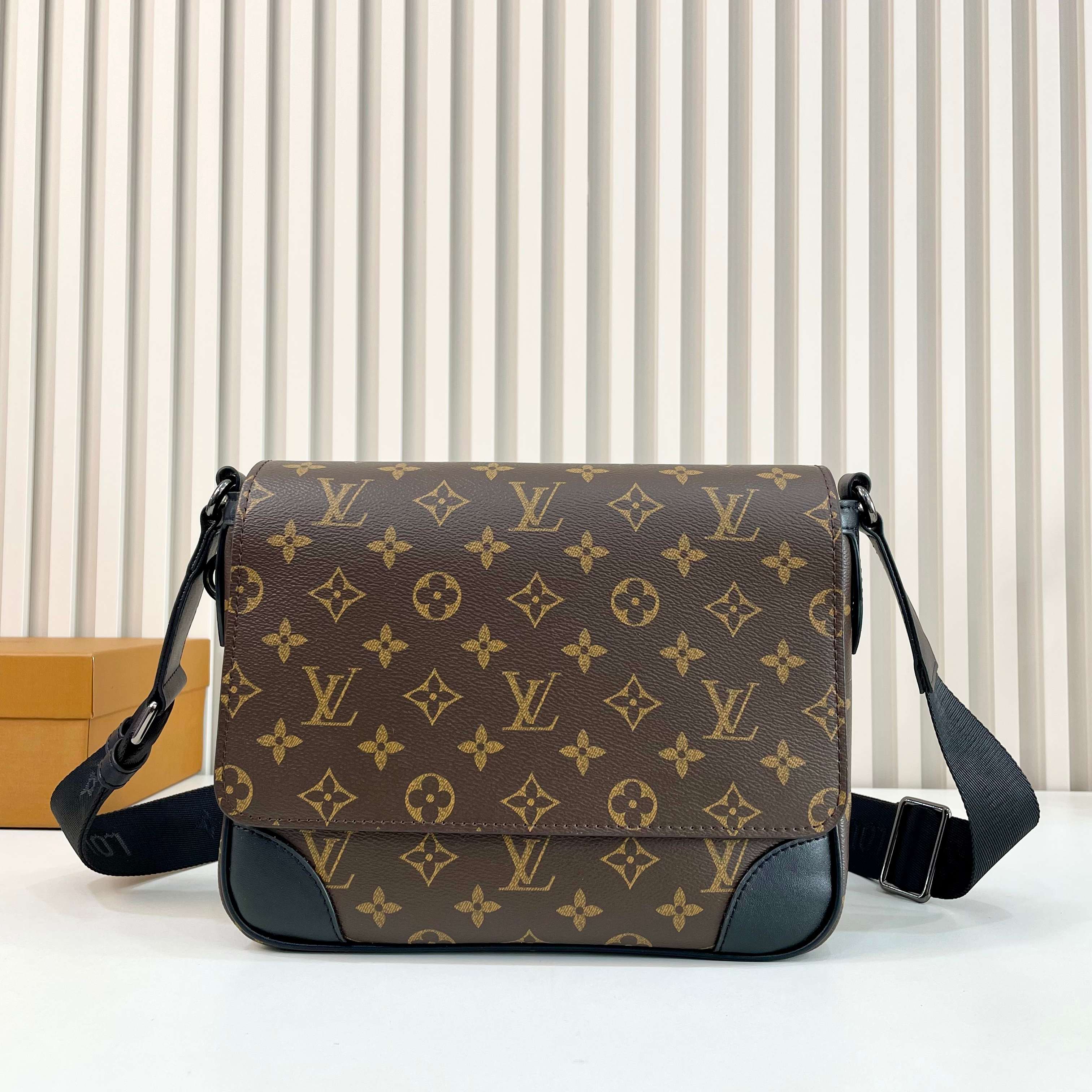 Queenxuan New Product Recommendation | 195 Box | Lv | Unisex Style | Items Sought After By Many Celebrities | Fabric Hardware | Quality, High Return Rate | Size 26.22cm