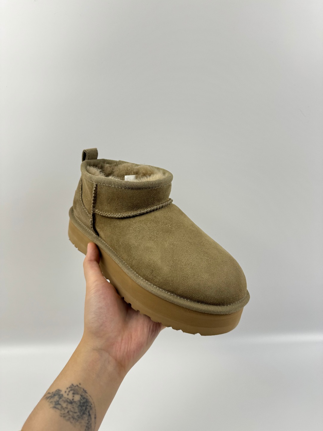 💰P210 本地自取 支持放店
UGG 厚底Mini短筒 3cm 羚羊棕色 秋冬羊皮毛一体雪地靴
顶级品质 羊皮毛一体高品质 鞋头到鞋垫真羊皮毛一体 独立原版开发大底 羊绒鞋垫 采用TPU模压定型翻毛皮鞋面材质 内嵌人造卷曲羊毛毛绒里衬和选用 鞋身材质 防泼水涂层翻毛皮鞋面 17毫米UGGPURE™植入式羊毛内底 轻便防滑舒适橡胶外底 独立外盒包装
货号: 1135092
尺码: 35 36 37 38 39 40