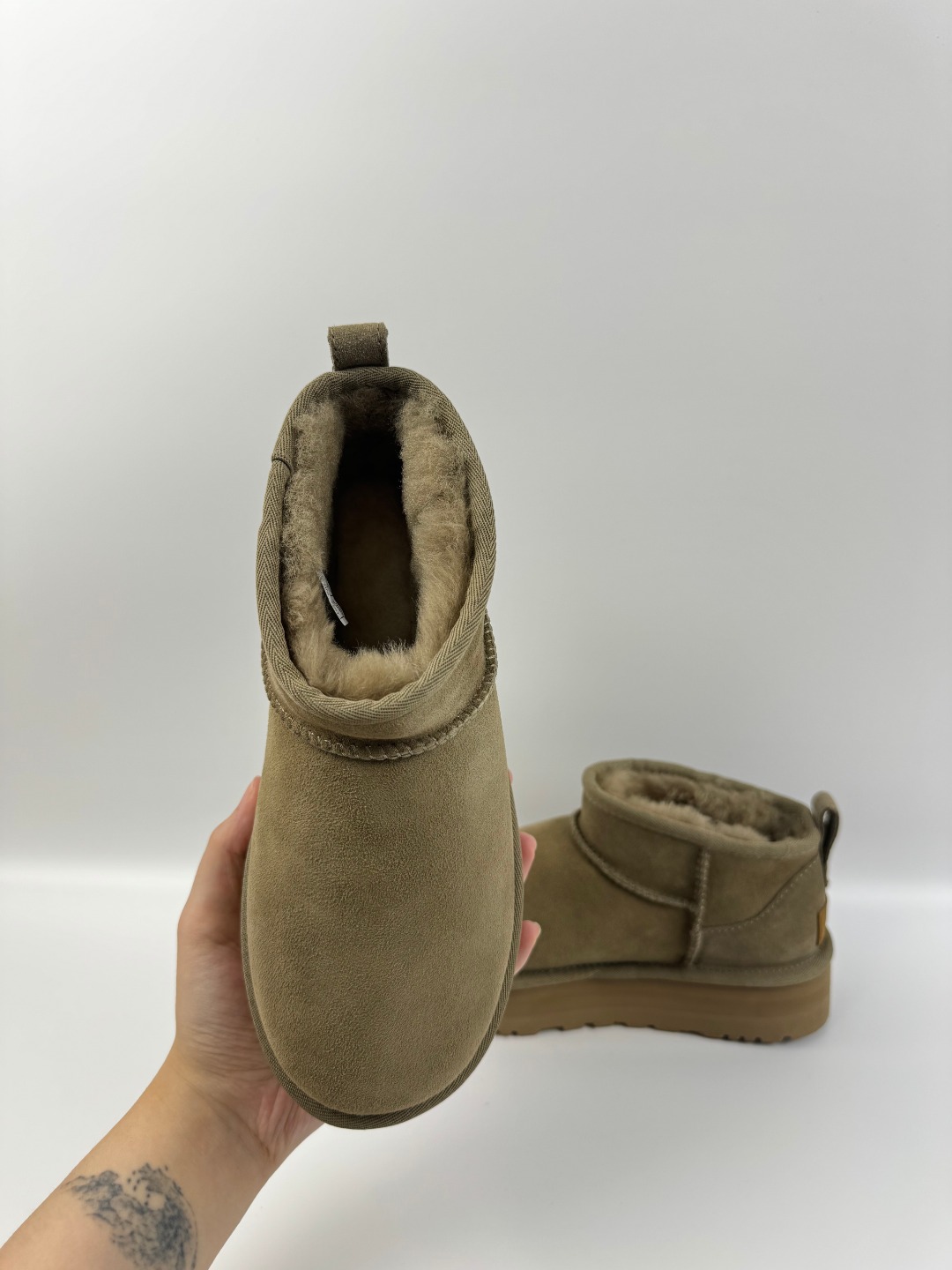 💰P210  本地自取 支持放店
UGG 厚底Mini短筒 3cm 羚羊棕色 秋冬羊皮毛一体雪地靴  
顶级品质  羊皮毛一体高品质  鞋头到鞋垫真羊皮毛一体 独立原版开发大底 羊绒鞋垫 采用TPU模压定型翻毛皮鞋面材质 内嵌人造卷曲羊毛毛绒里衬和选用 鞋身材质 防泼水涂层翻毛皮鞋面 17毫米UGGPURE™植入式羊毛内底 轻便防滑舒适橡胶外底 独立外盒包装
货号: 1135092
尺码: 35 36 37 38 39 40