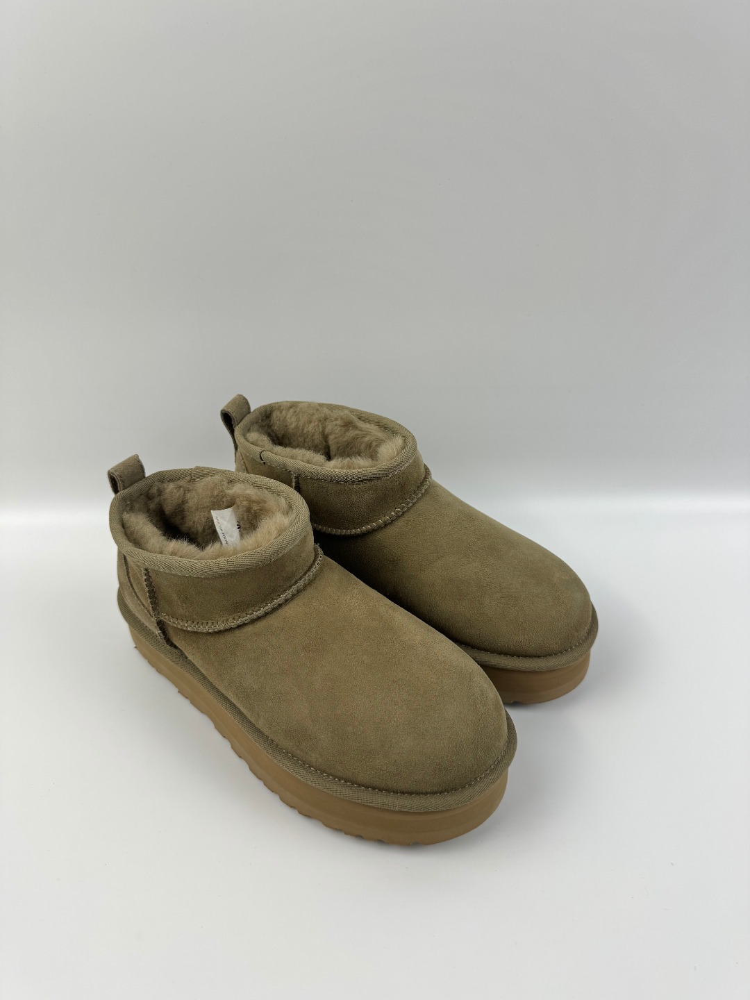 💰P210  本地自取 支持放店
UGG 厚底Mini短筒 3cm 羚羊棕色 秋冬羊皮毛一体雪地靴  
顶级品质  羊皮毛一体高品质  鞋头到鞋垫真羊皮毛一体 独立原版开发大底 羊绒鞋垫 采用TPU模压定型翻毛皮鞋面材质 内嵌人造卷曲羊毛毛绒里衬和选用 鞋身材质 防泼水涂层翻毛皮鞋面 17毫米UGGPURE™植入式羊毛内底 轻便防滑舒适橡胶外底 独立外盒包装
货号: 1135092
尺码: 35 36 37 38 39 40